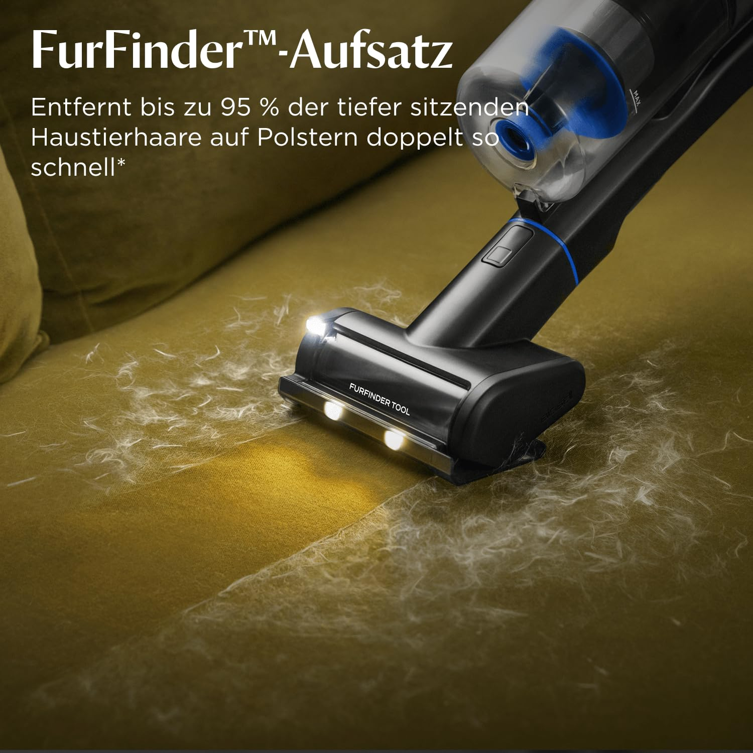 Un aspirapolvere con accessorio FurFinder rimuove peli da un divano giallo.