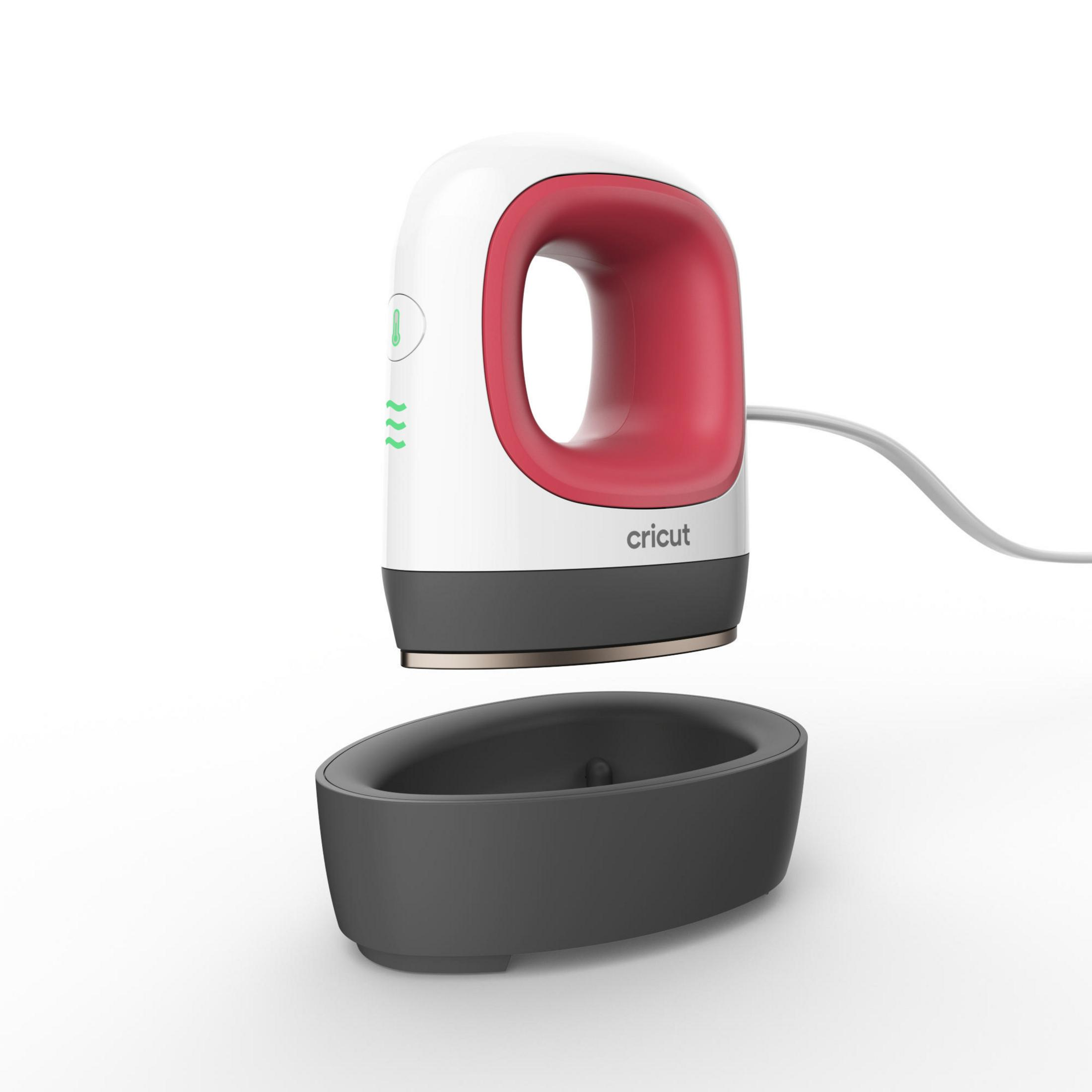Eine weiß-rote Cricut EasyPress Mini schwebt über ihrer passenden dunkelgrauen Sicherheitsbasis auf weißem Hintergrund.