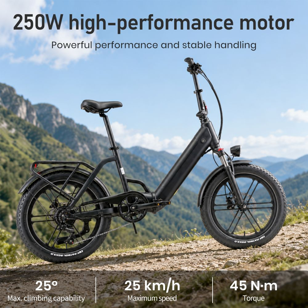 Una bicicleta eléctrica negra estacionada en un camino de tierra con montañas de fondo.