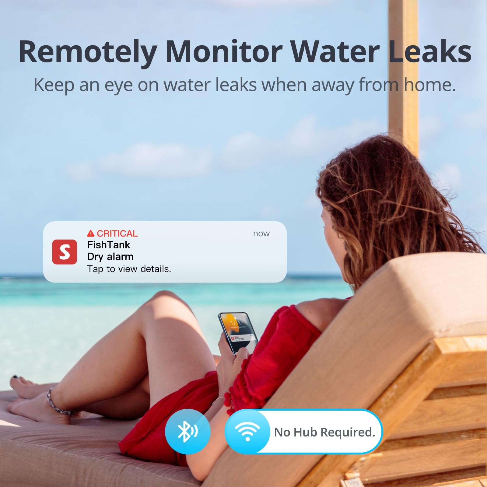 Donna che si rilassa in spiaggia riceve un avviso di perdita d'acqua sullo smartphone.