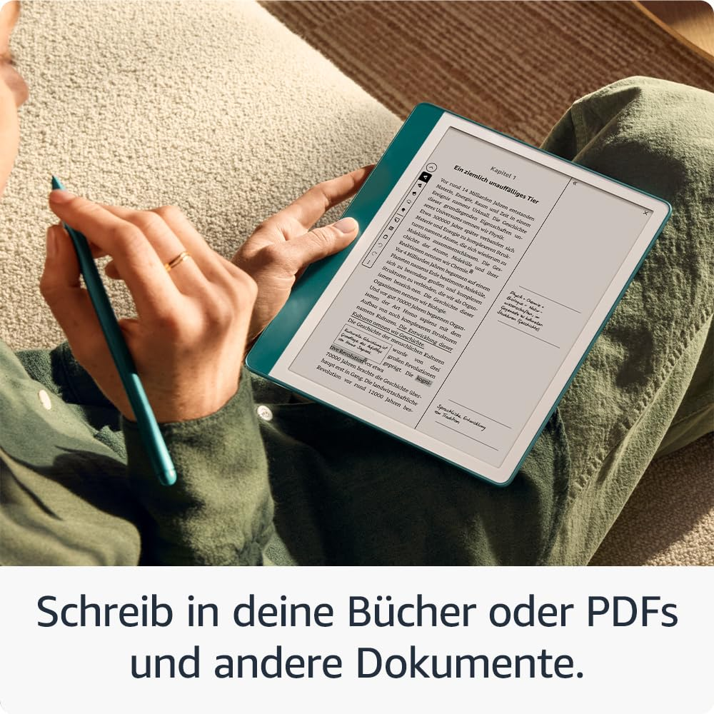 Une personne assise sur un tapis tient une tablette avec un stylet, lisant un livre électronique.
