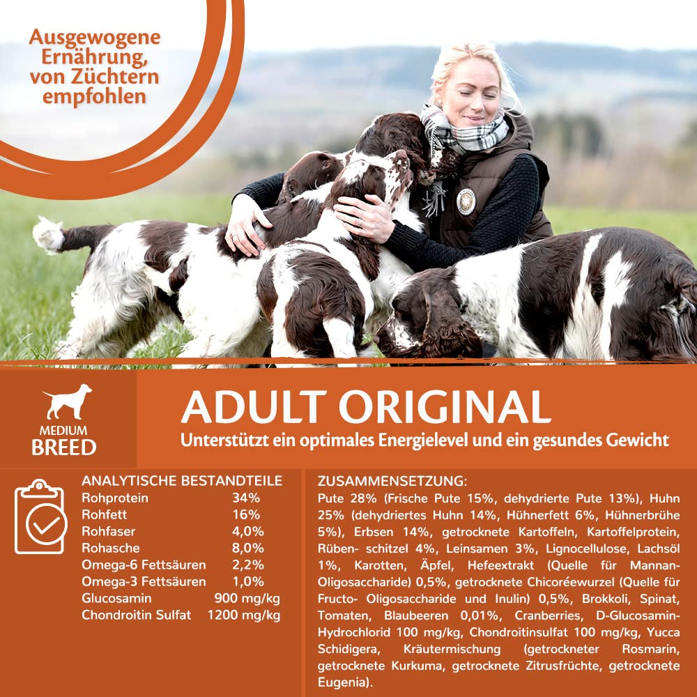 Eine lächelnde Frau kuschelt draußen mit Hunden, unten Text und Tiernahrungsinfos.