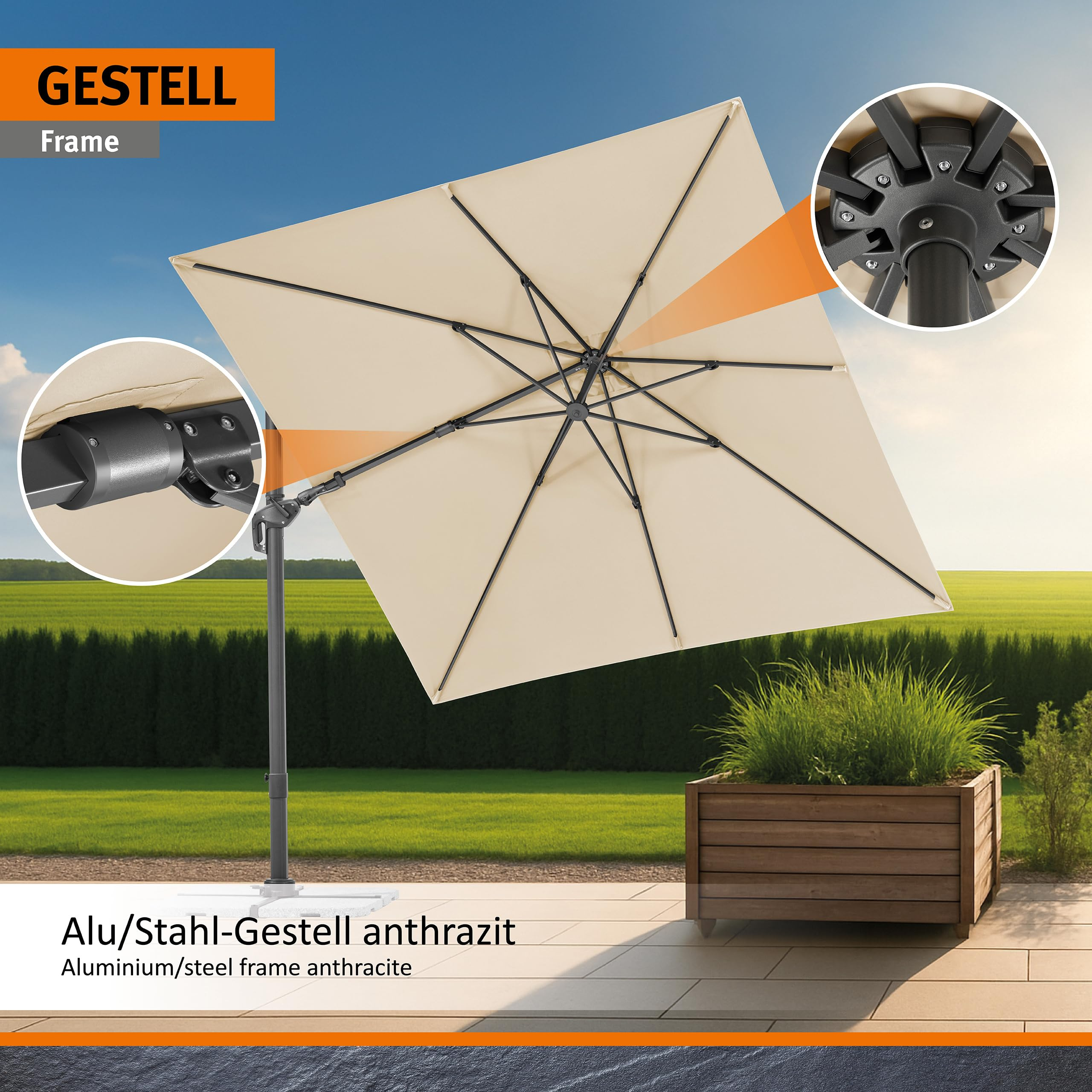 Beige Hänge-Sonnenschirm mit anthrazitfarbenem Aluminium- und Stahlgestell auf einer Terrasse.