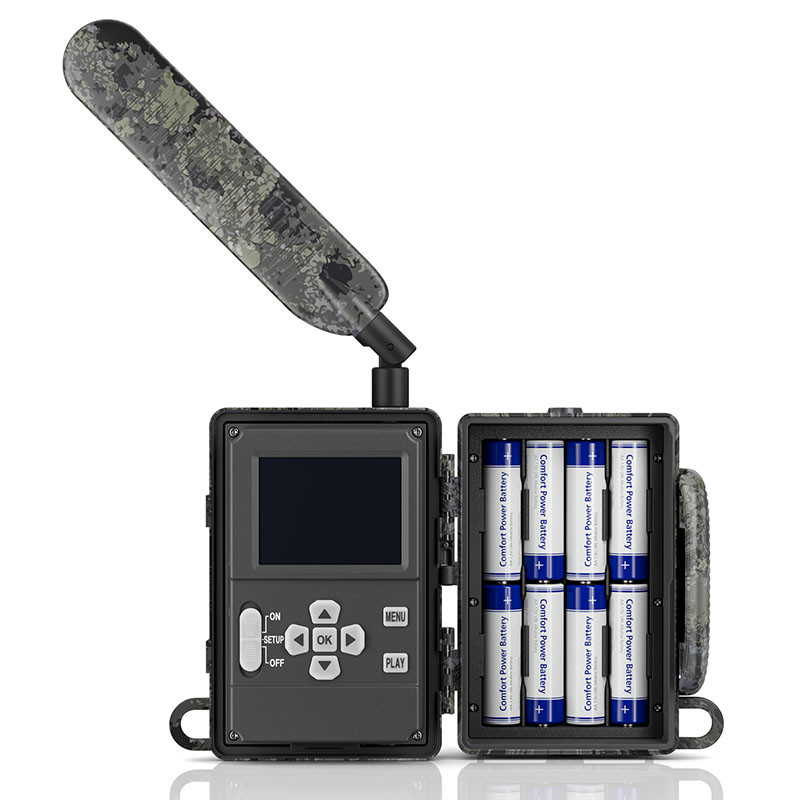 Une caméra de chasse camouflage ouverte avec une antenne et huit piles bleues.