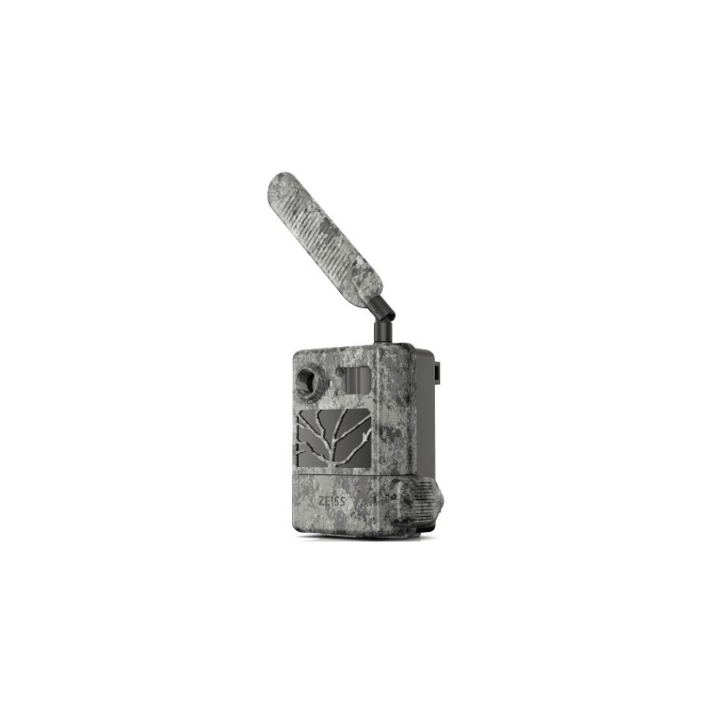 Getarnte Wildkamera mit externer Antenne und Zeiss-Logo vor weißem Hintergrund.