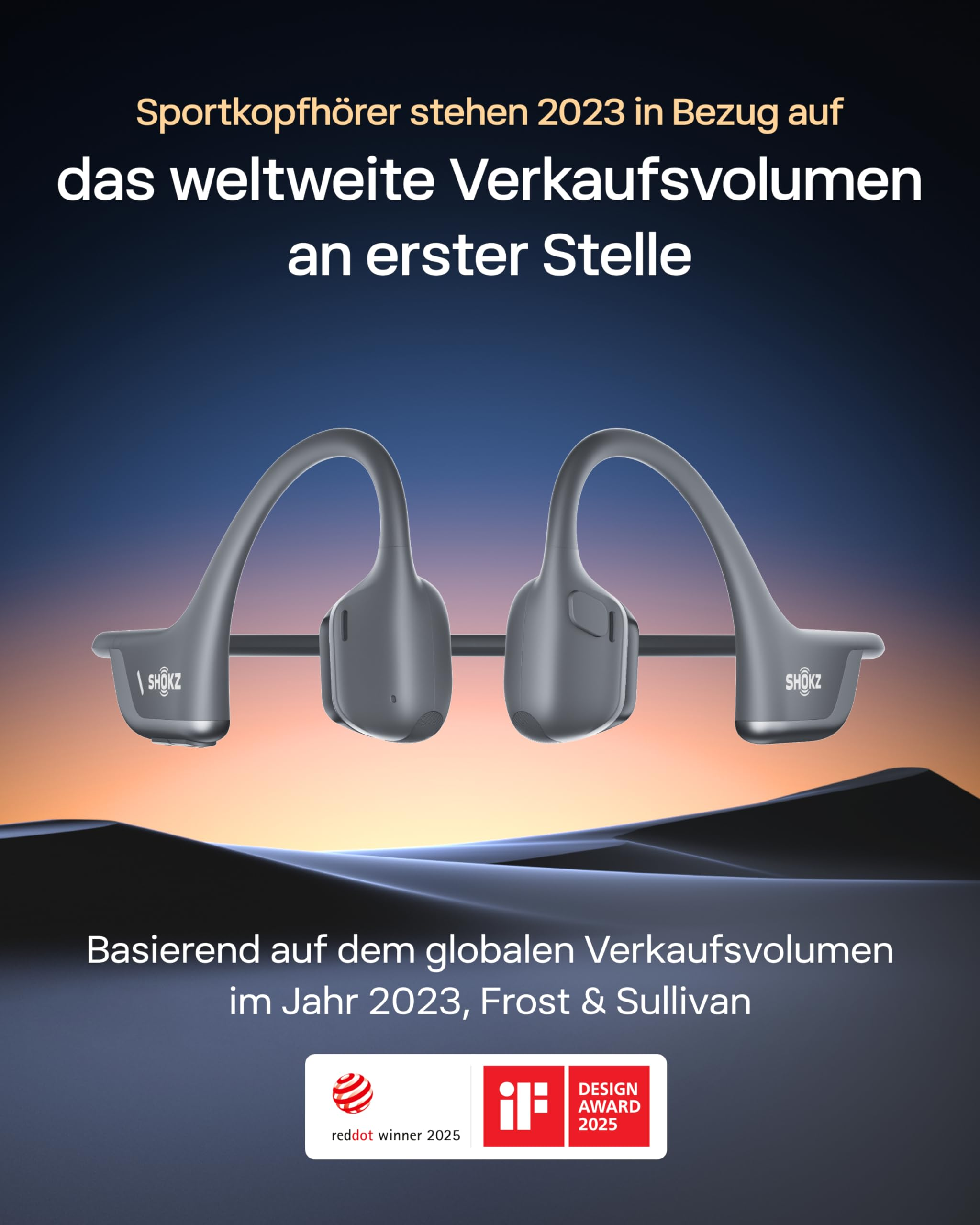 Shokz Sportkopfhörer vor abendlichem Himmel mit Text und Design-Auszeichnungen unten.