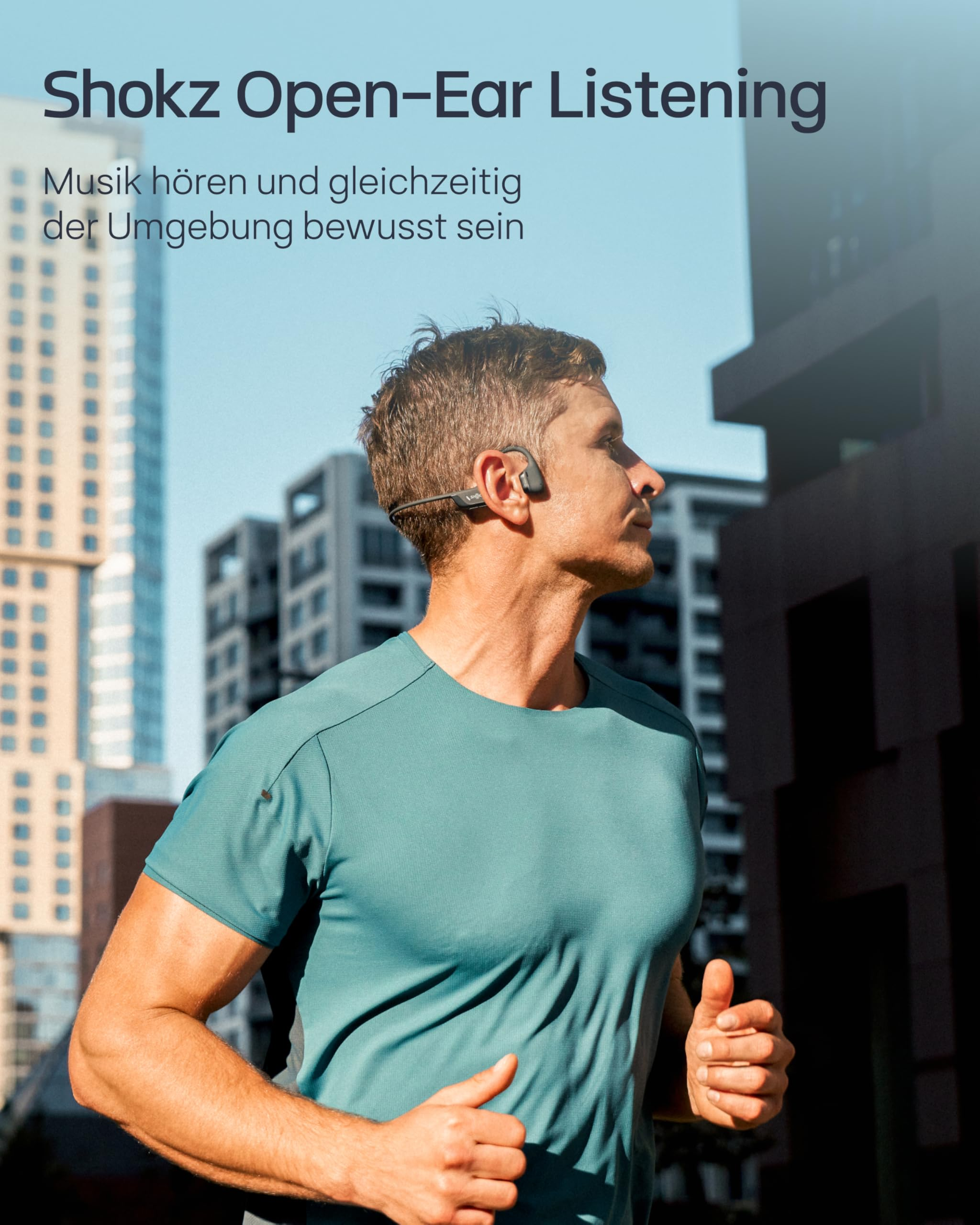 Ein Läufer in einem türkisfarbenen Shirt trägt Shokz-Kopfhörer vor einer Stadtkulisse.