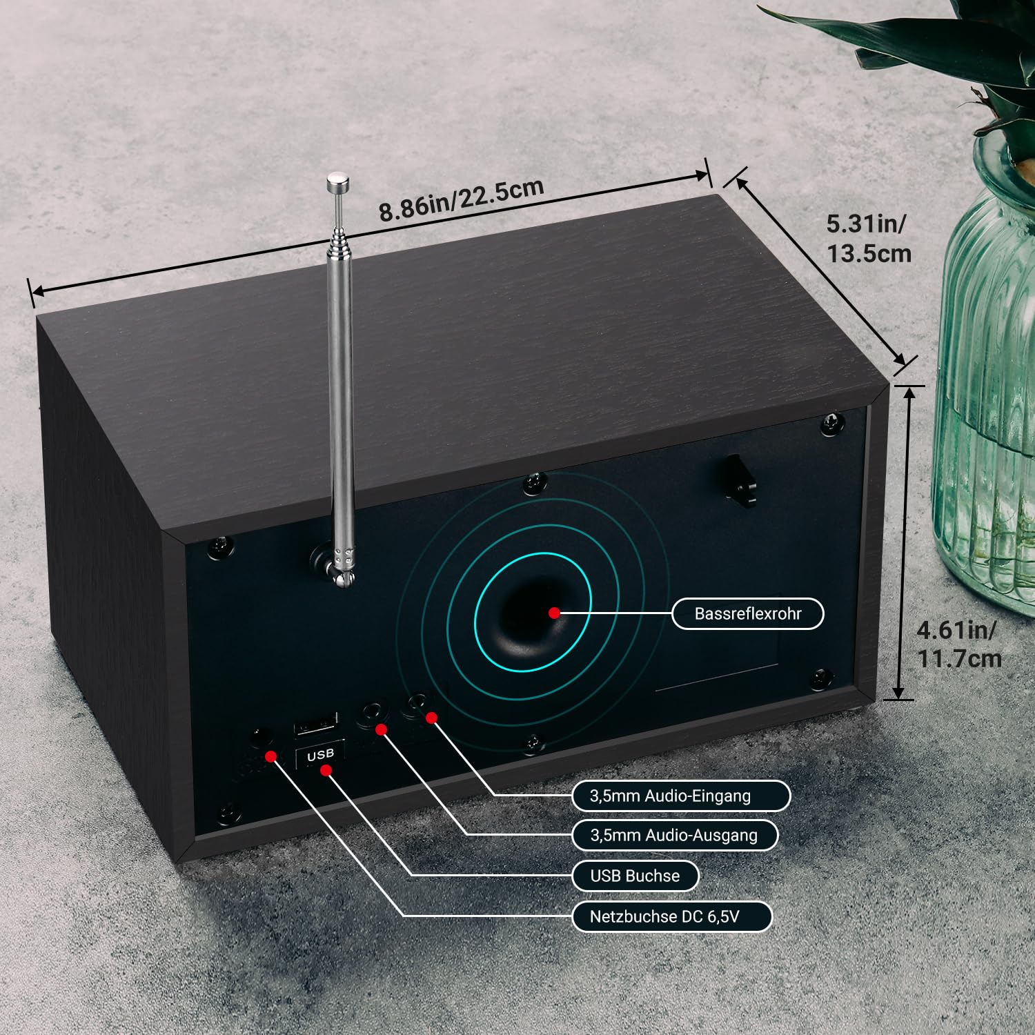 Radio in legno nero con antenna telescopica e dimensioni di 22,5x13,5x11,7 cm.