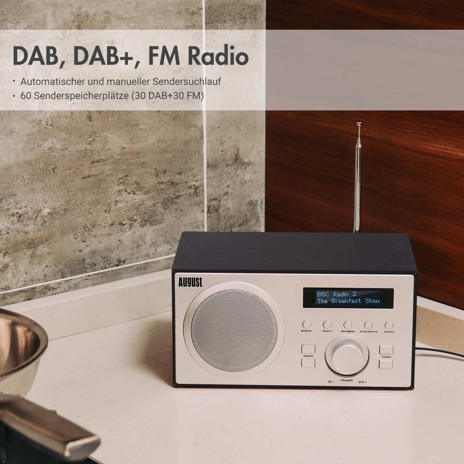 Una radio DAB/FM August in bianco e nero su un bancone da cucina con testo in alto.