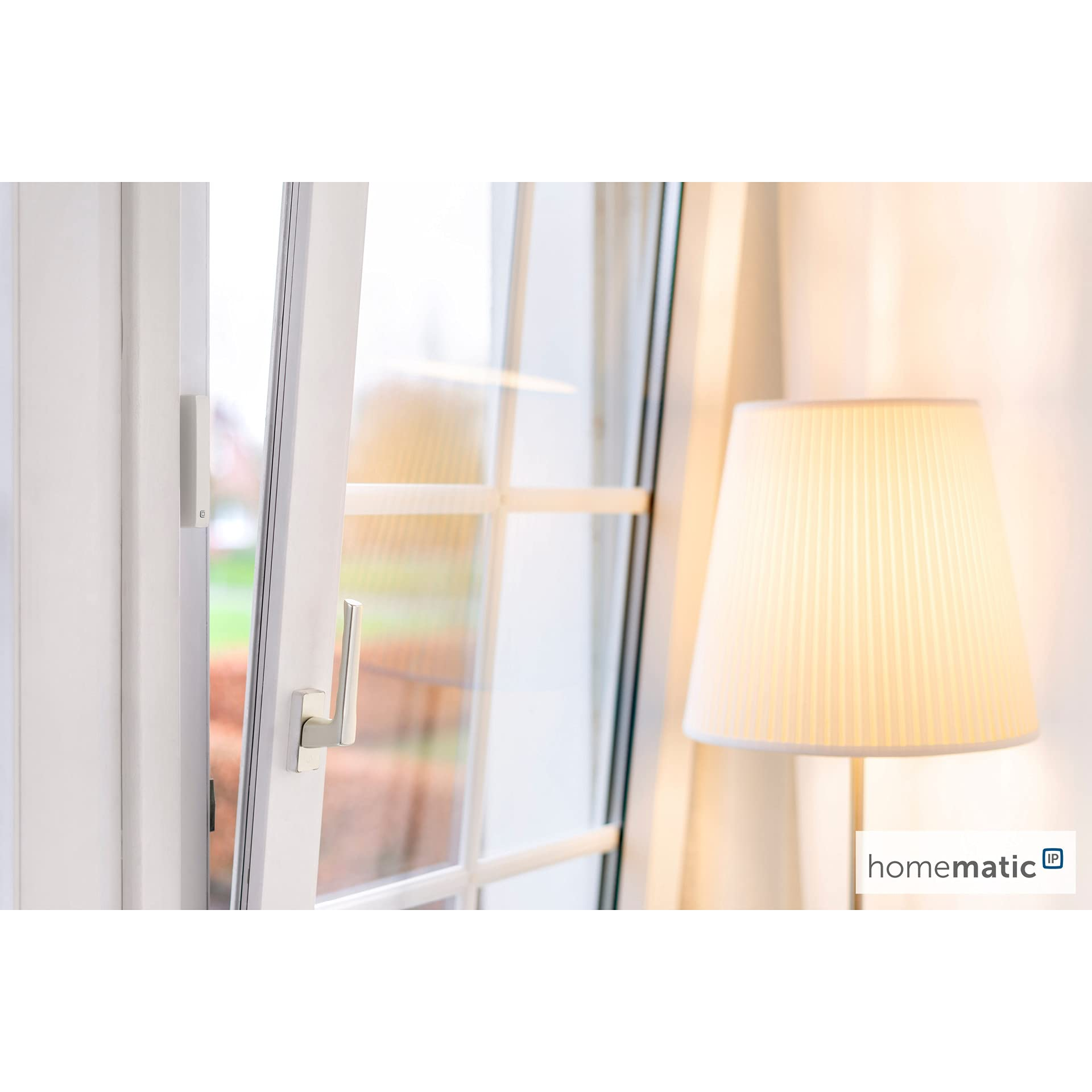 Ein leicht geöffnetes weißes Fenster mit Sensor, daneben eine helle Stehlampe.