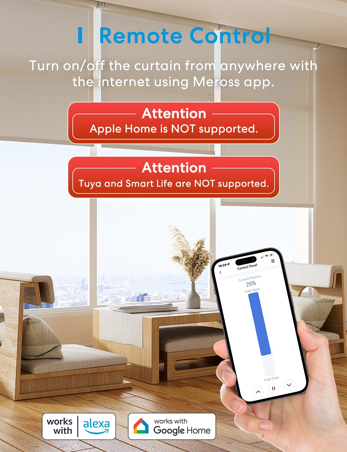 Hand hält Smartphone mit App zur Vorhangsteuerung vor einem modernen Wohnzimmer mit großen Fenstern.