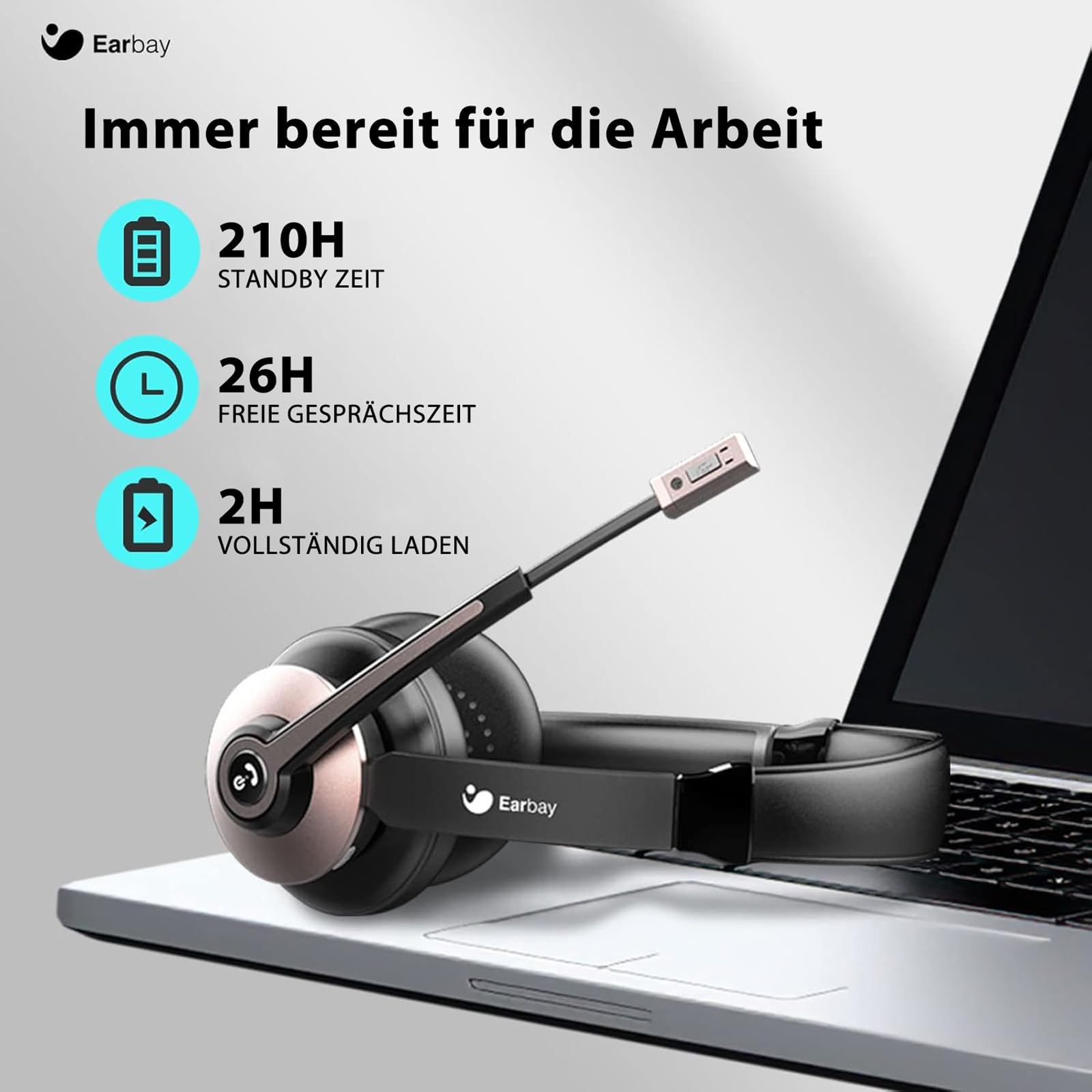 Earbay Headset auf Laptop mit Batterie-Icons und Text über Akkulaufzeit.