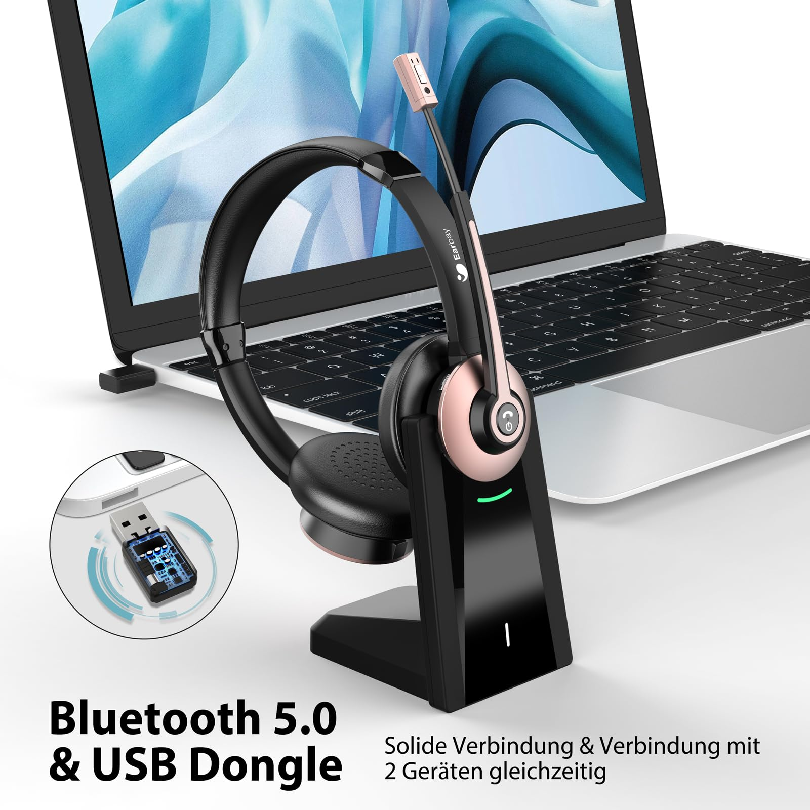 Schwarzes Bluetooth-Headset auf Ladestation vor Laptop mit USB-Dongle-Einsatz.