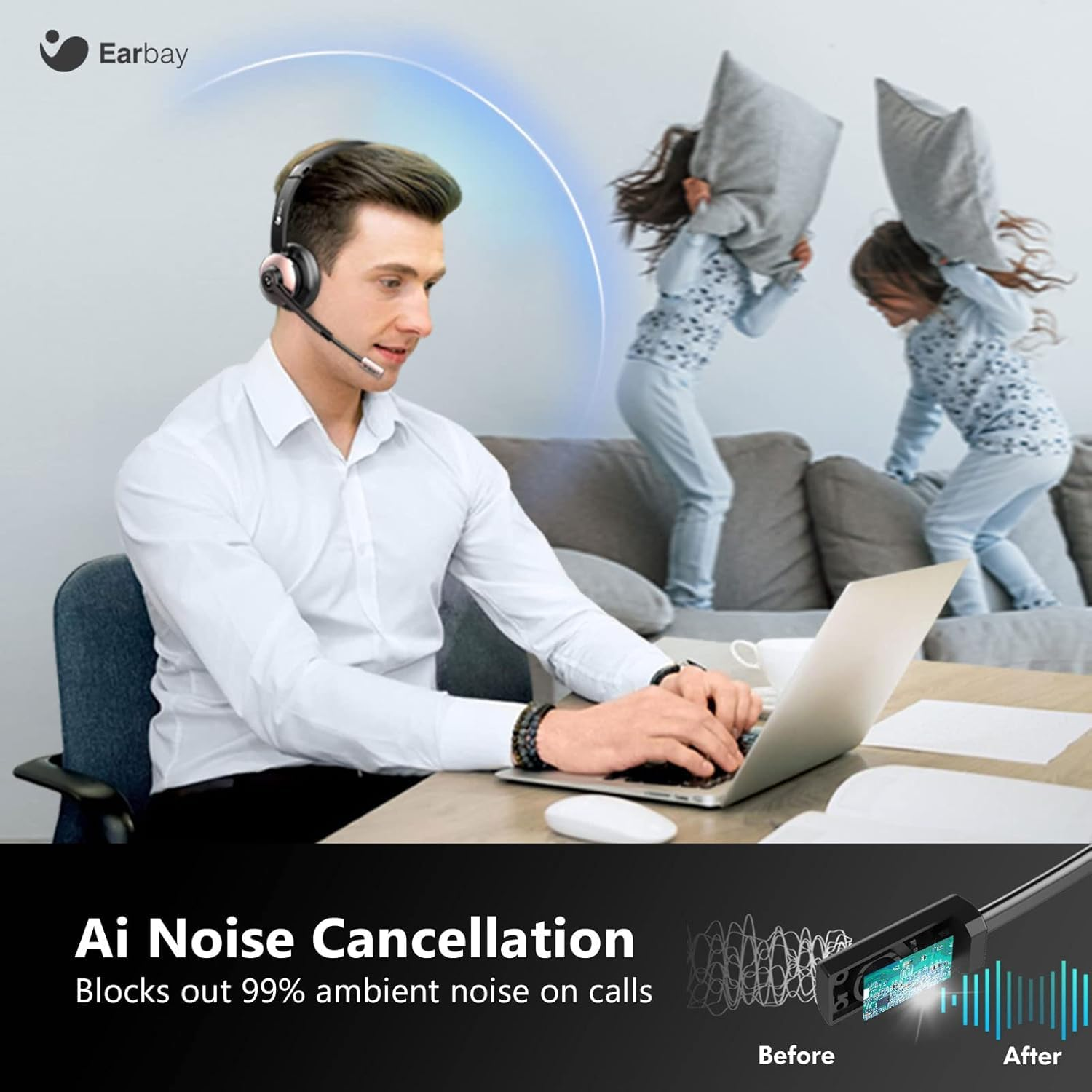 Ein Mann trägt ein Headset mit Mikrofon und arbeitet am Laptop, während im Hintergrund zwei Kinder auf dem Sofa spielen.