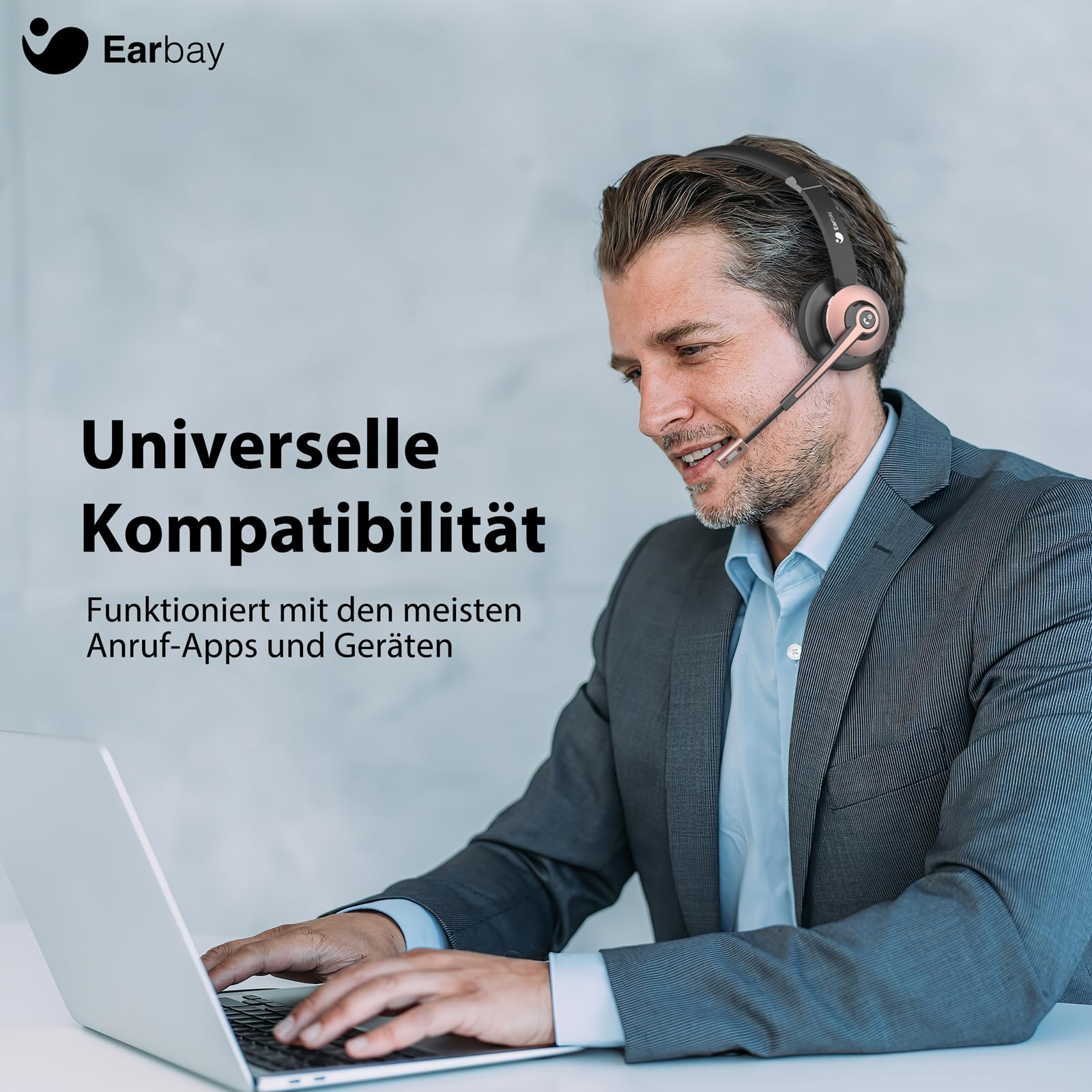 Ein lächelnder Geschäftsmann mit Headset arbeitet an einem Laptop, links mit deutschem Werbetext.