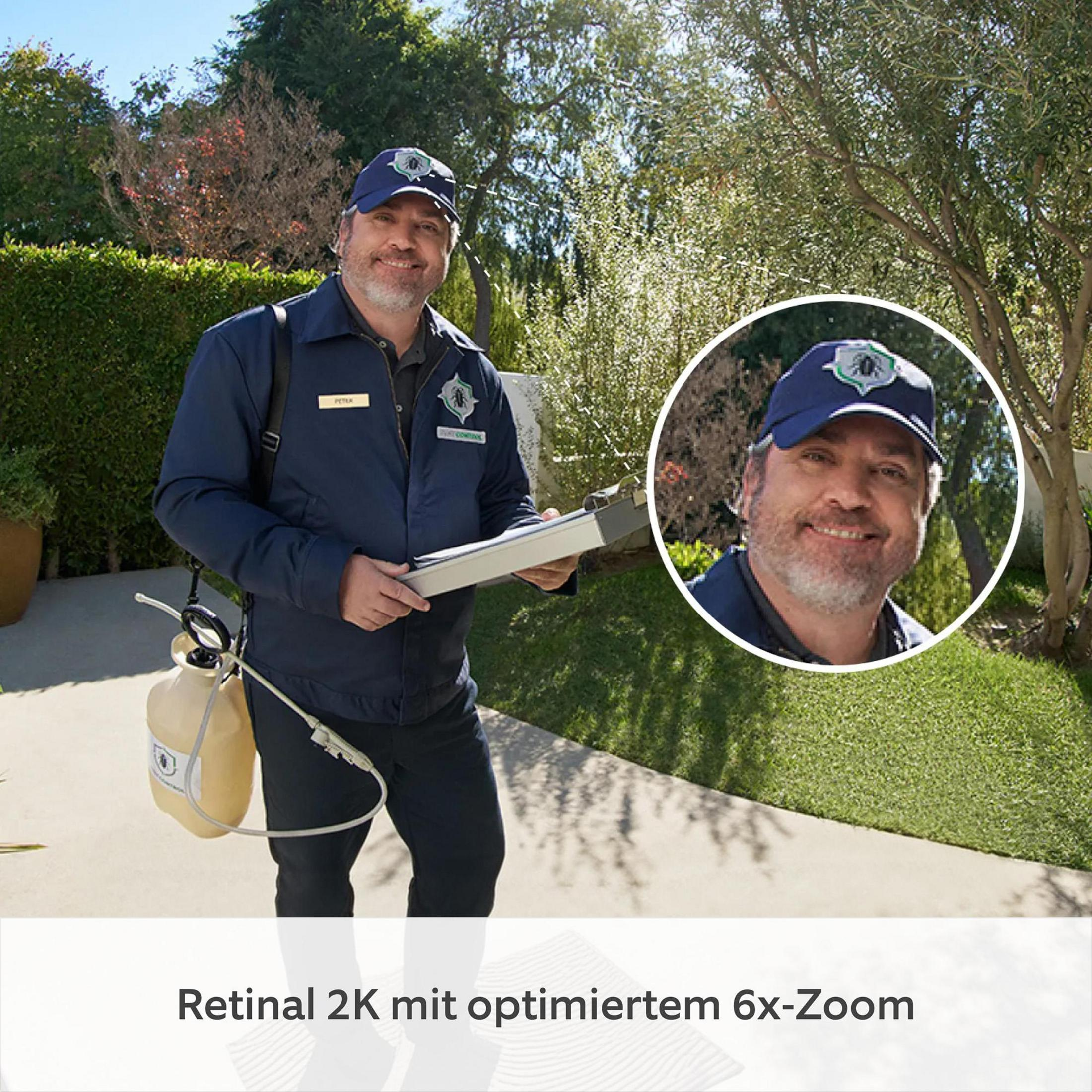 Ein Schädlingsbekämpfer in dunkelblauer Uniform im Freien mit Klemmbrett und Sprühgerät, mit vergrößertem Ausschnitt seines Gesichts.
