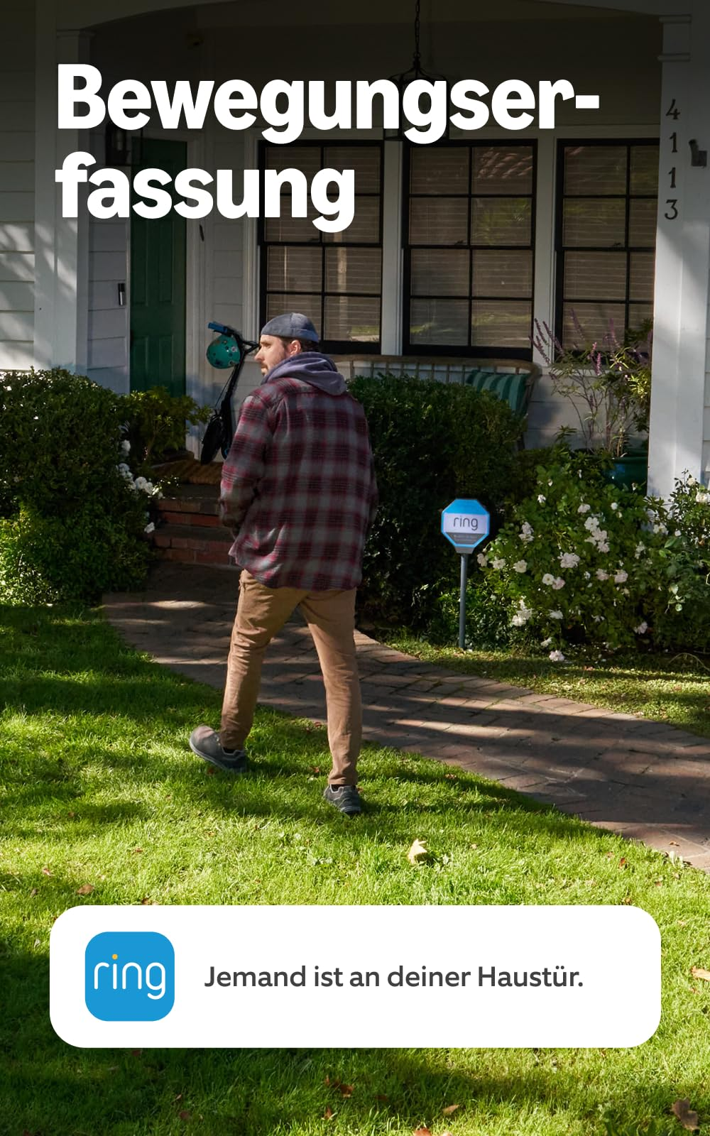 Ein Mann geht auf einem Gartenweg zum Haus. Text: Bewegungserfassung.