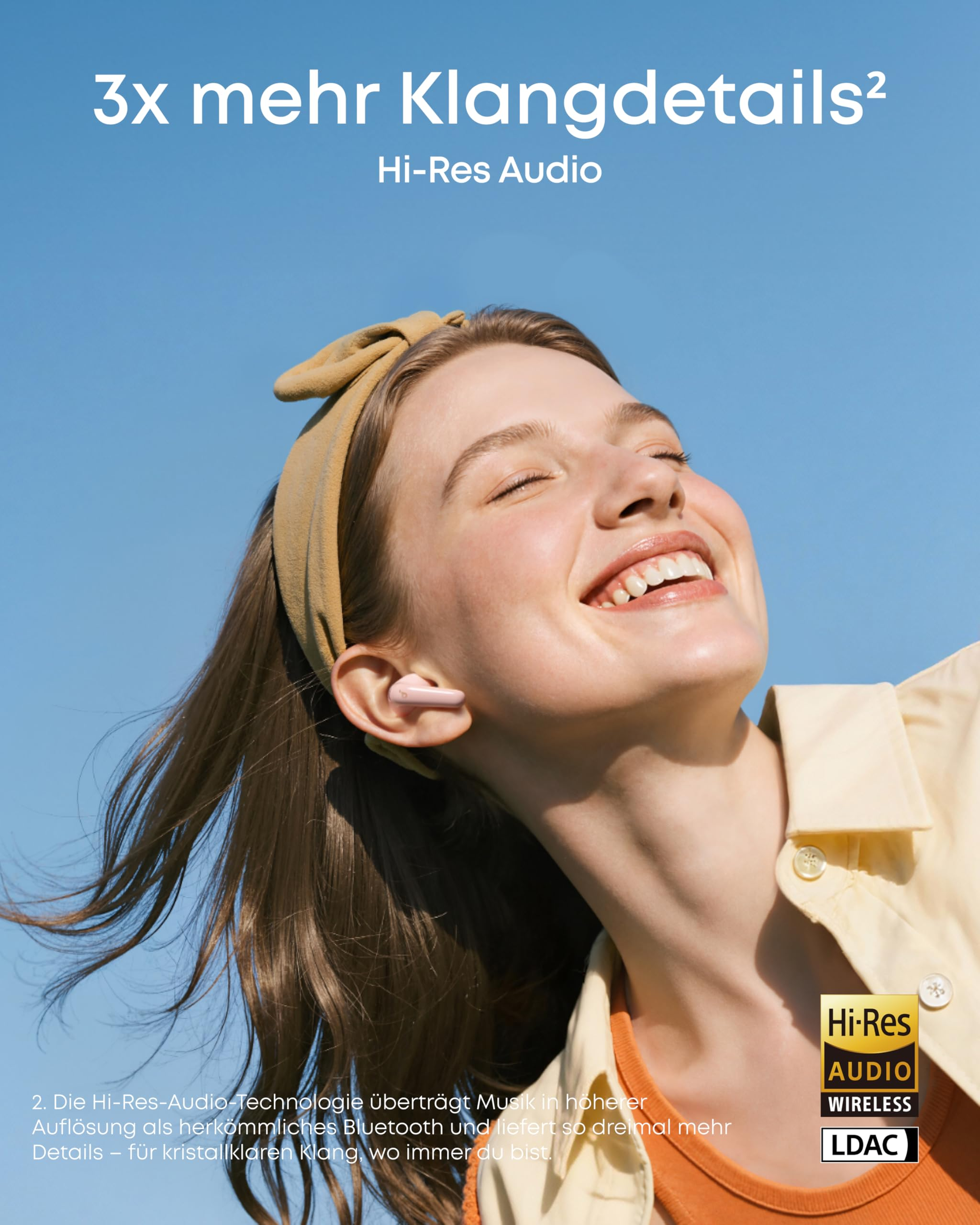 Jeune femme souriante avec un bandeau jaune et des écouteurs sur fond de ciel bleu avec du texte.