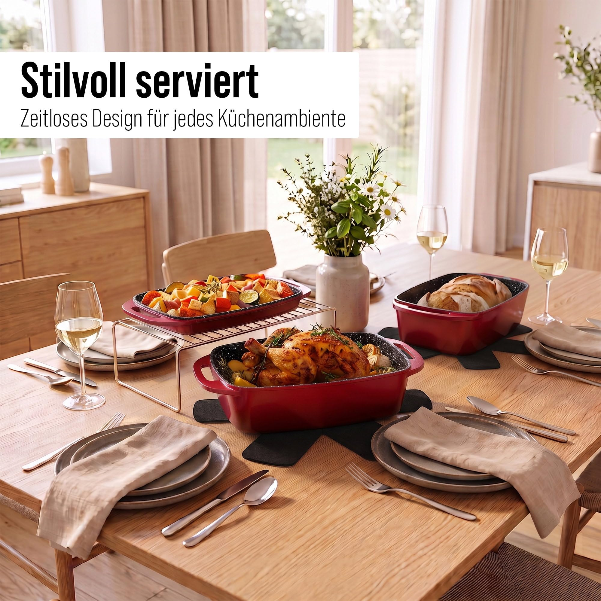 Une table dressée avec des plats rouges remplis de poulet rôti, de légumes et de pain, accompagnés de verres de vin.