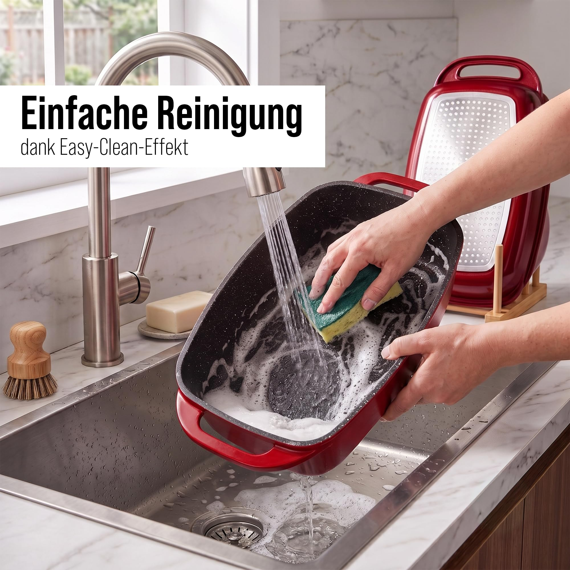 Personne lavant un plat de cuisson rouge avec une éponge et de l'eau savonneuse sous le robinet.