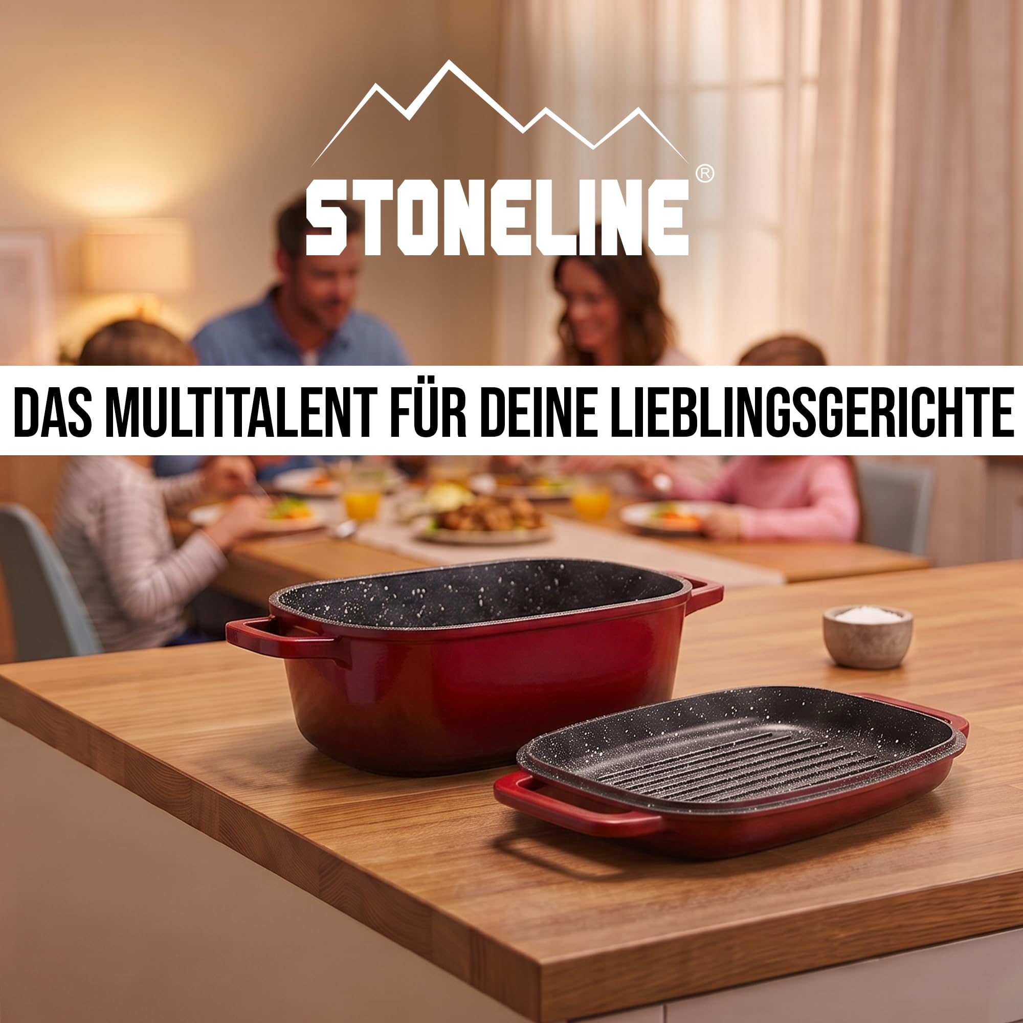 Cocotte rouge Stoneline avec couvercle rainuré sur une table en bois, avec une famille à table en arrière-plan.