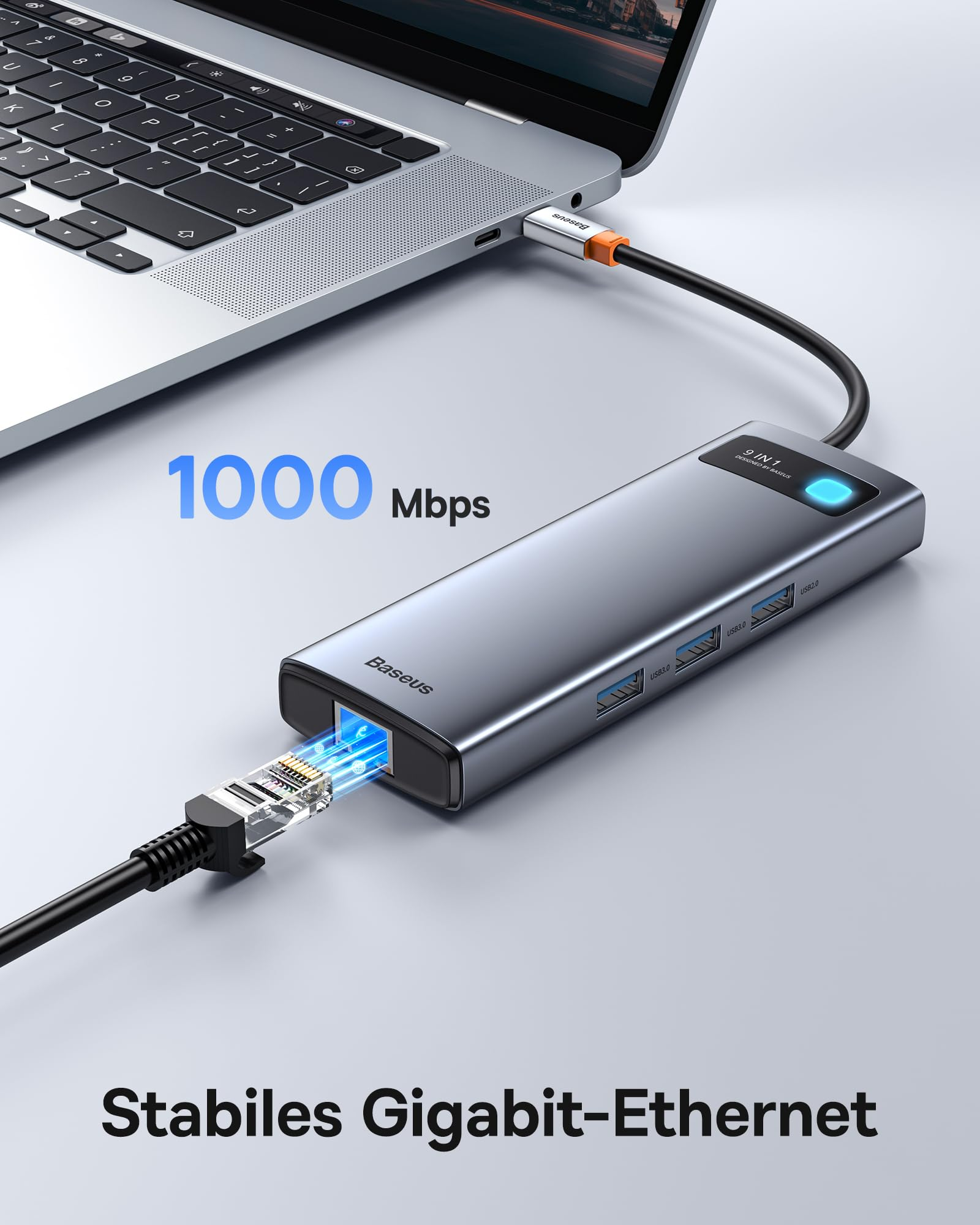 Un hub USB-C grigio è collegato a un computer portatile, mostrando un cavo Ethernet e porte USB.