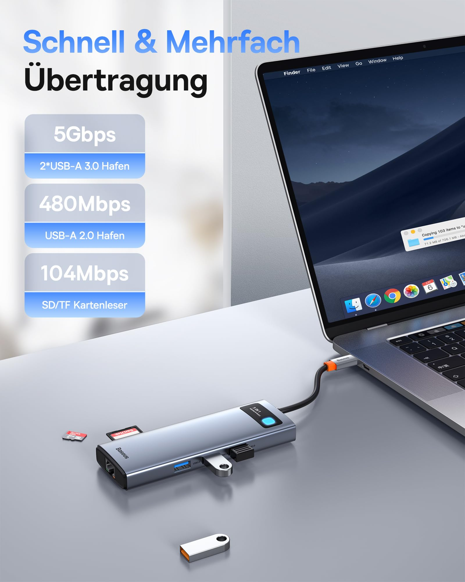 Un hub USB-C argentato è collegato a un computer portatile, con schede SD e chiavette USB sulla scrivania.