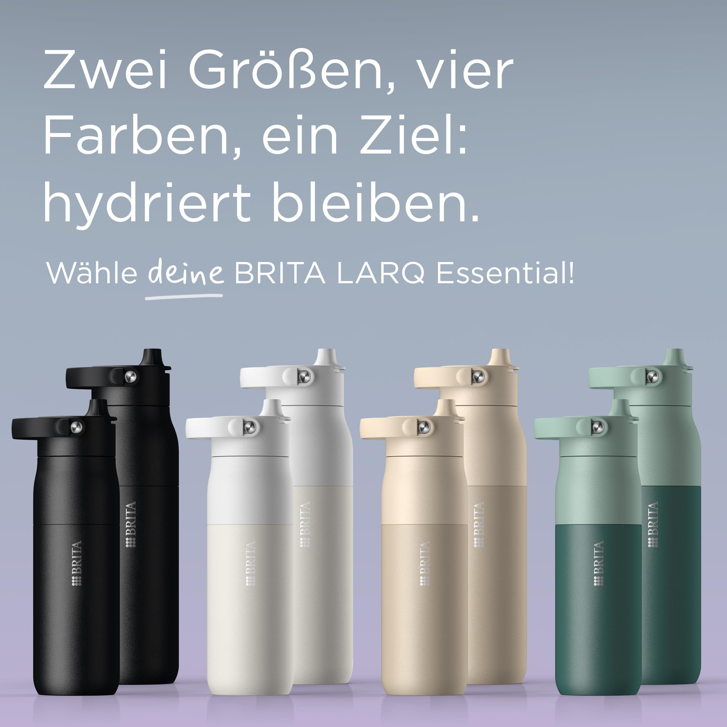 Werbebild für BRITA LARQ Essential Flaschen in schwarz, weiß, beige und grün vor grau-violettem Hintergrund mit Text.