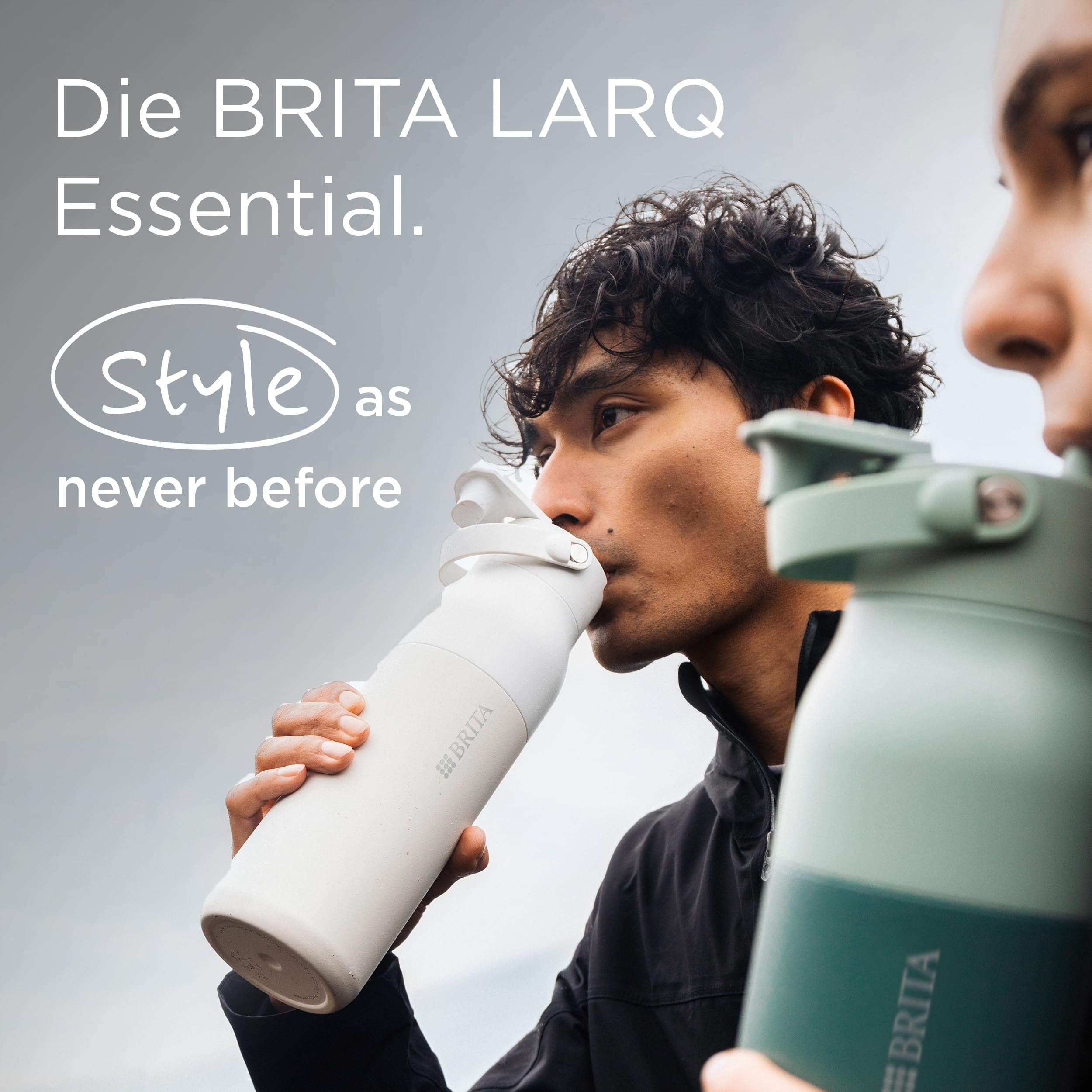 Zwei Personen trinken aus farbigen Brita-Flaschen vor grauem Himmel.