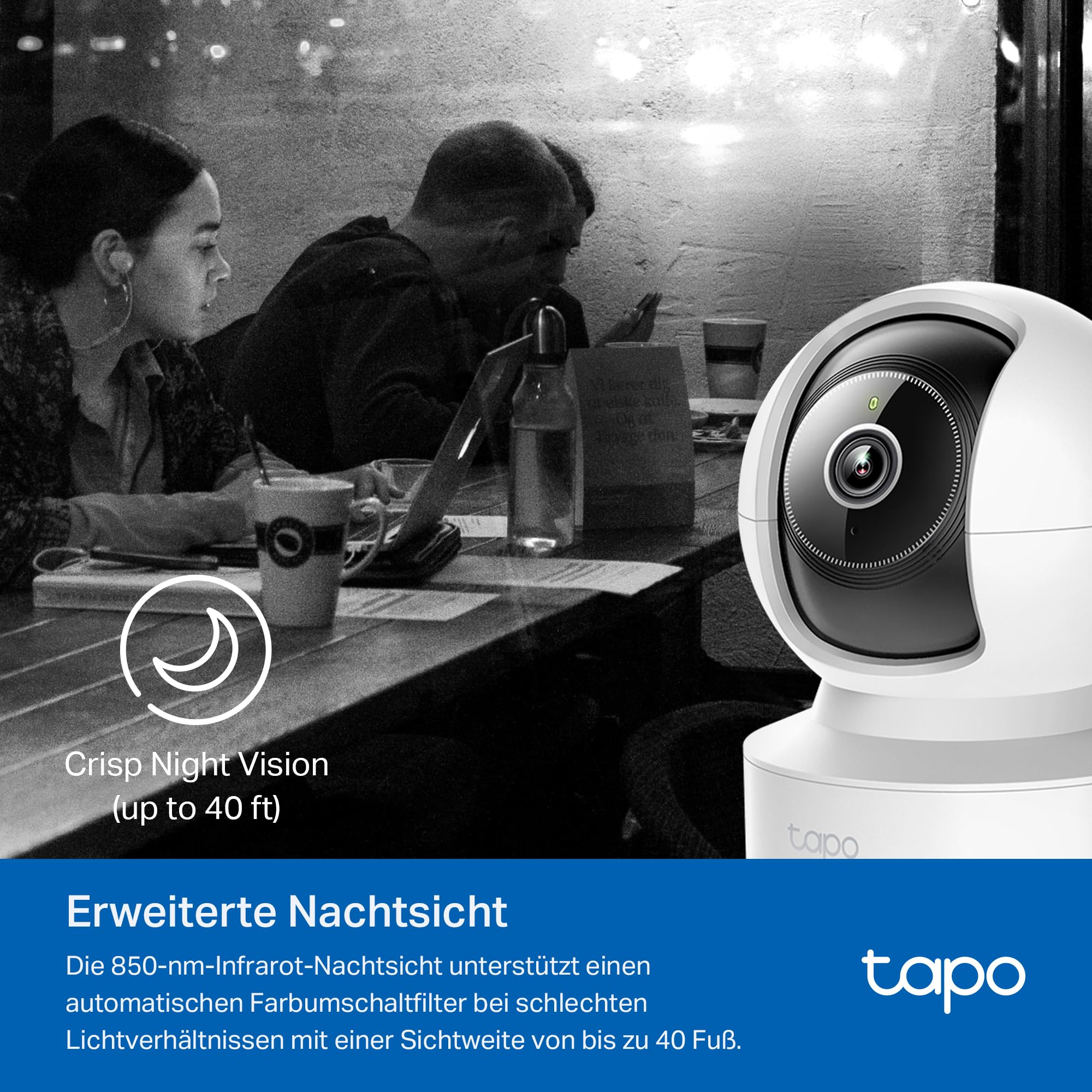 Une caméra de sécurité Tapo blanche au premier plan, avec des personnes assises à une table de café en arrière-plan.