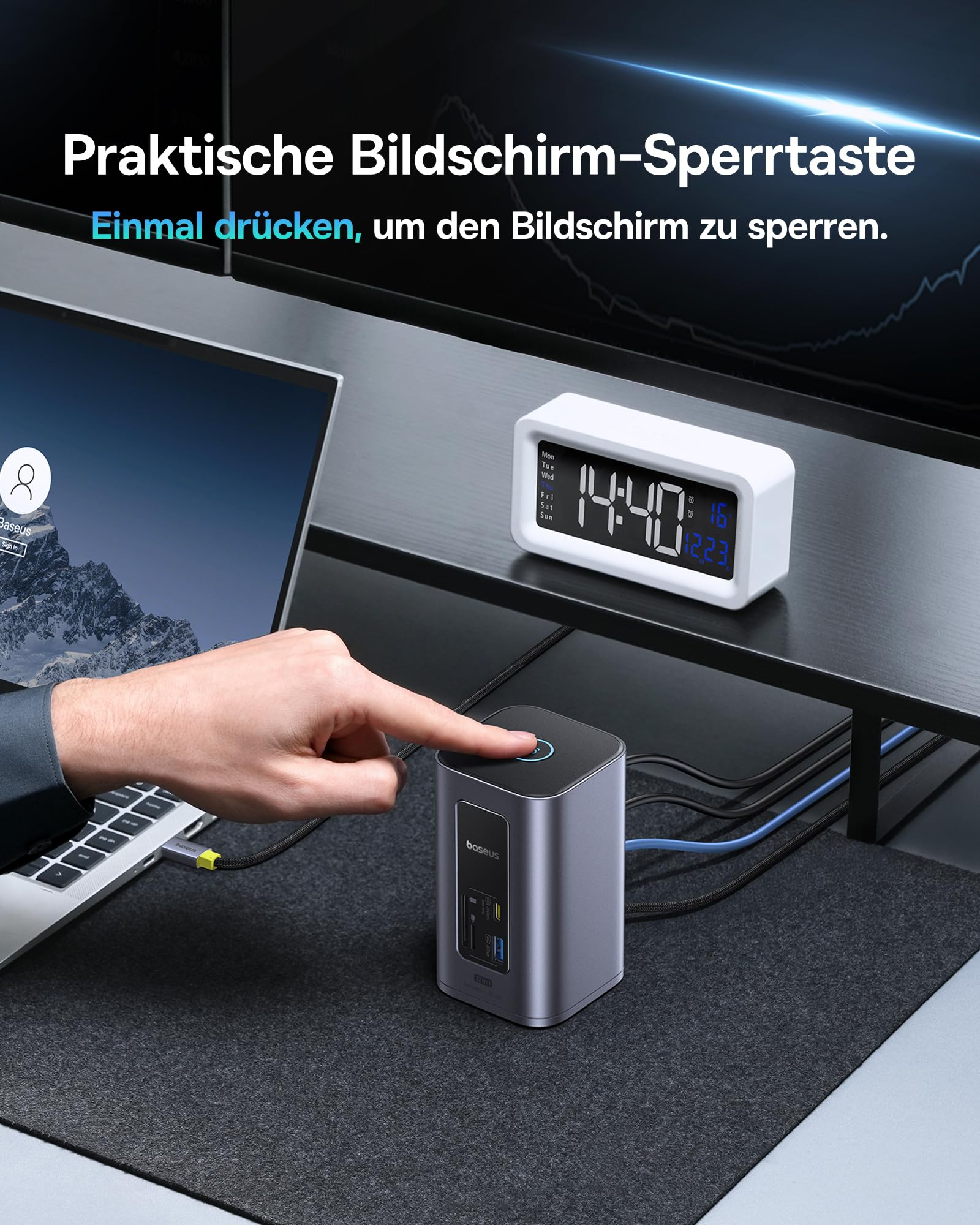 Hand drückt auf den runden Knopf eines grauen USB-Hubs auf einem Schreibtisch mit Laptop und Uhr.