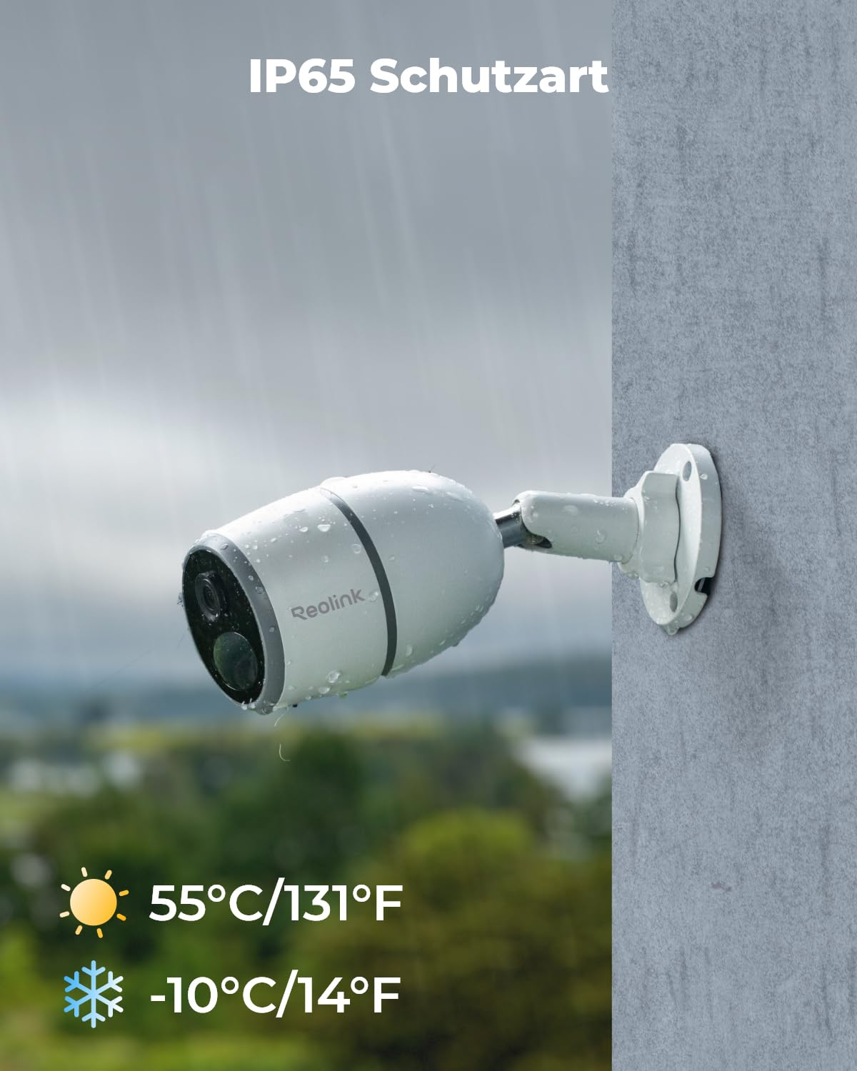Telecamera di sicurezza Reolink resistente alle intemperie su una parete sotto la pioggia con IP65.