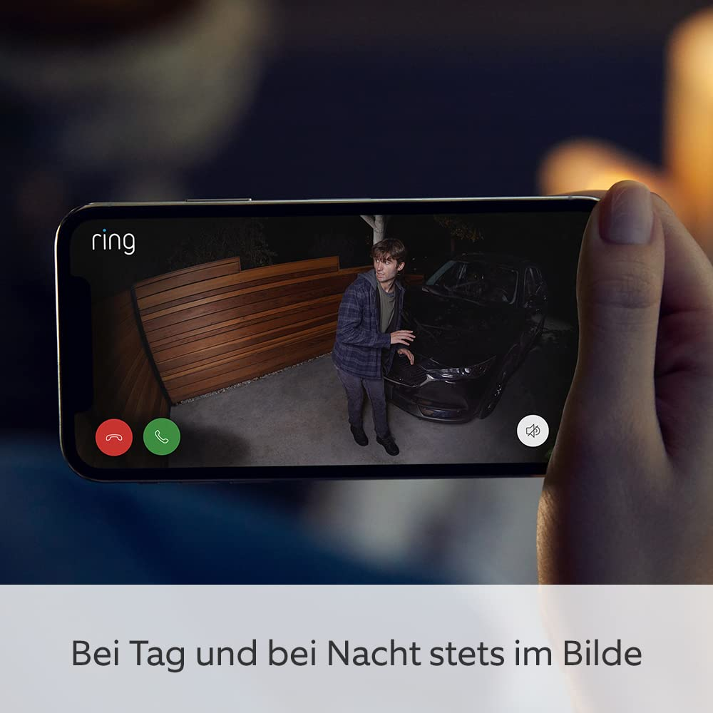 Uno smartphone mostra un video Ring di una scena notturna con persona e auto.