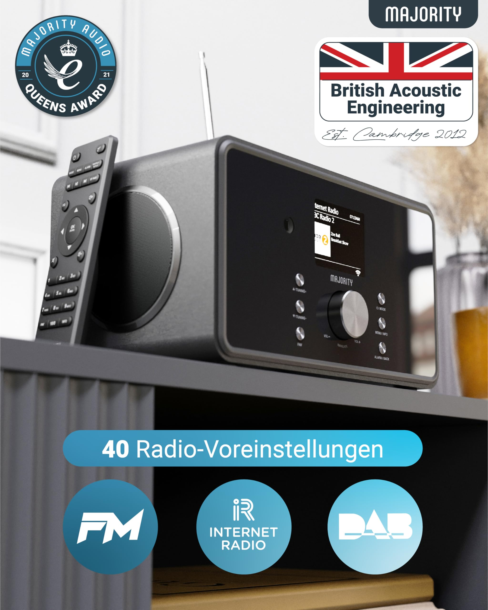 Ein schwarzes Internetradio mit Fernbedienung, Antenne und Display steht auf einem Regal mit blauen Icons.