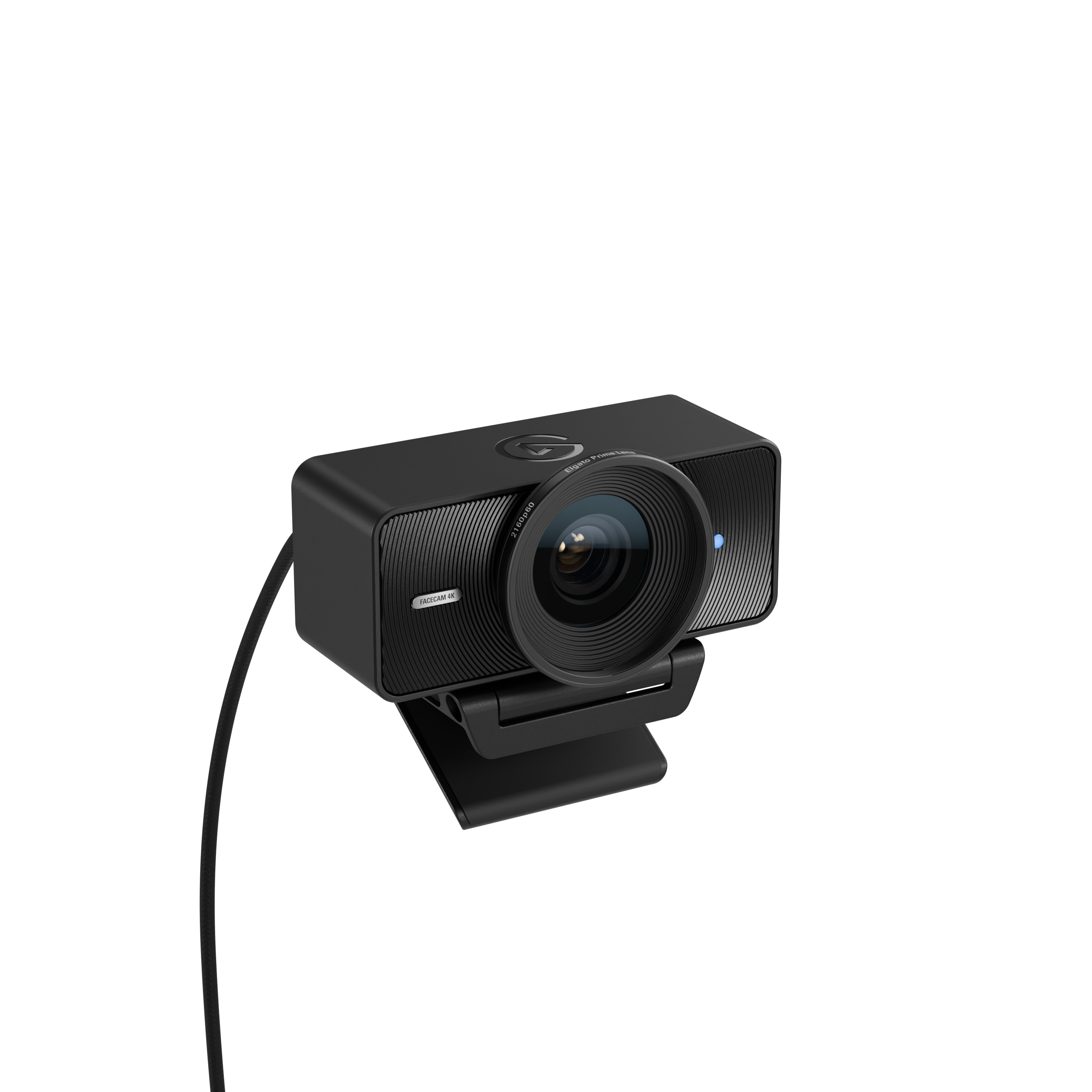Una webcam nera Elgato 4K con obiettivo grande e cavo collegato, montata su un supporto su sfondo bianco.