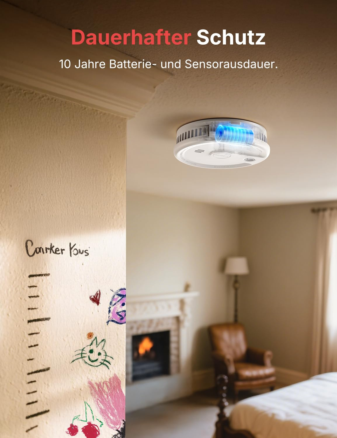 Ein Rauchmelder an der Decke mit Kinderzeichnungen an der Wand und einem Wohnzimmer mit Kamin im Hintergrund.