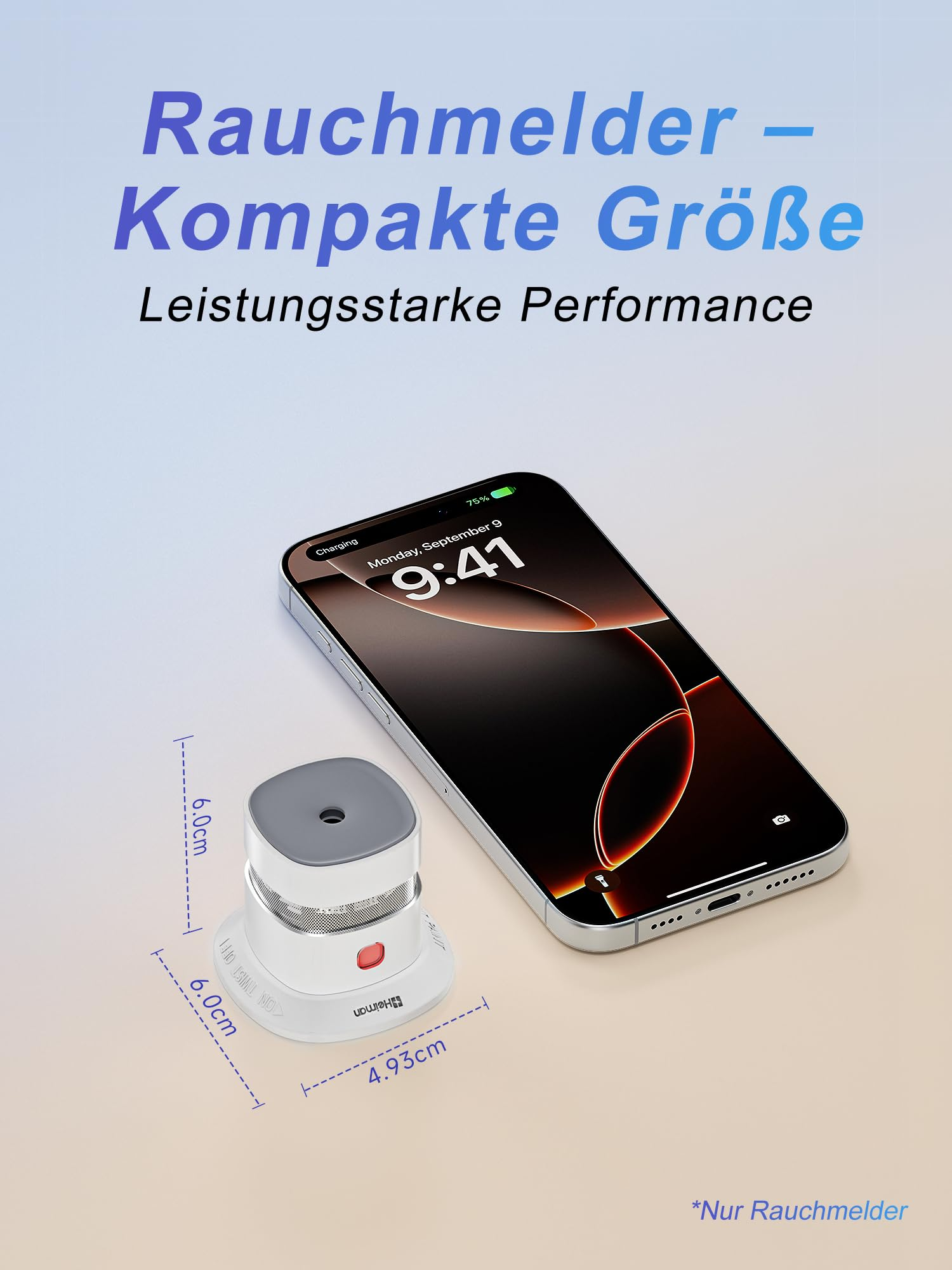 Kompakter weißer Rauchmelder neben einem Smartphone mit Maßangaben in Zentimetern und deutschem Werbetext.