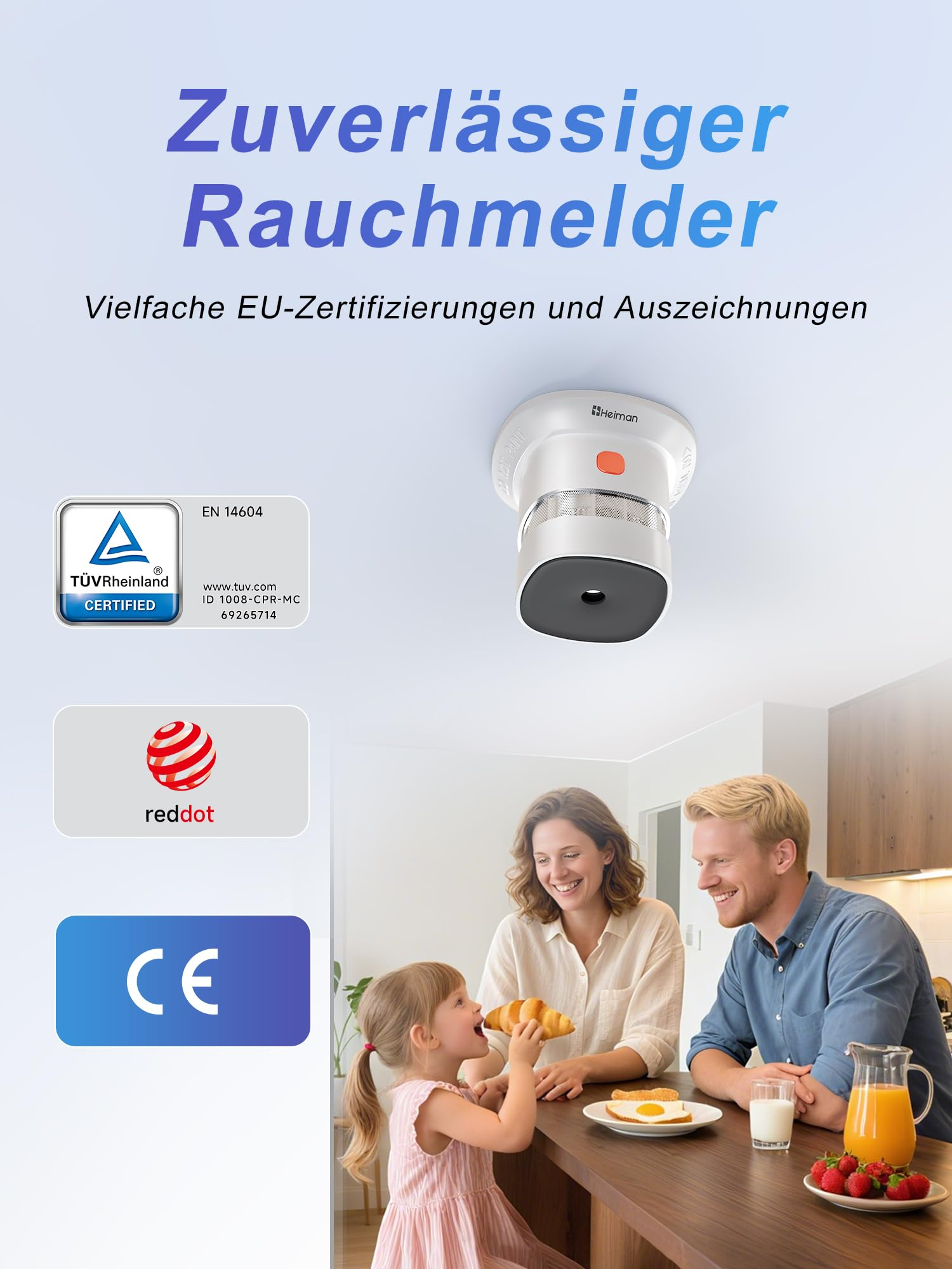 Ein weißer Rauchmelder an der Decke über einer glücklichen Familie beim Frühstück in der hellen Küche.