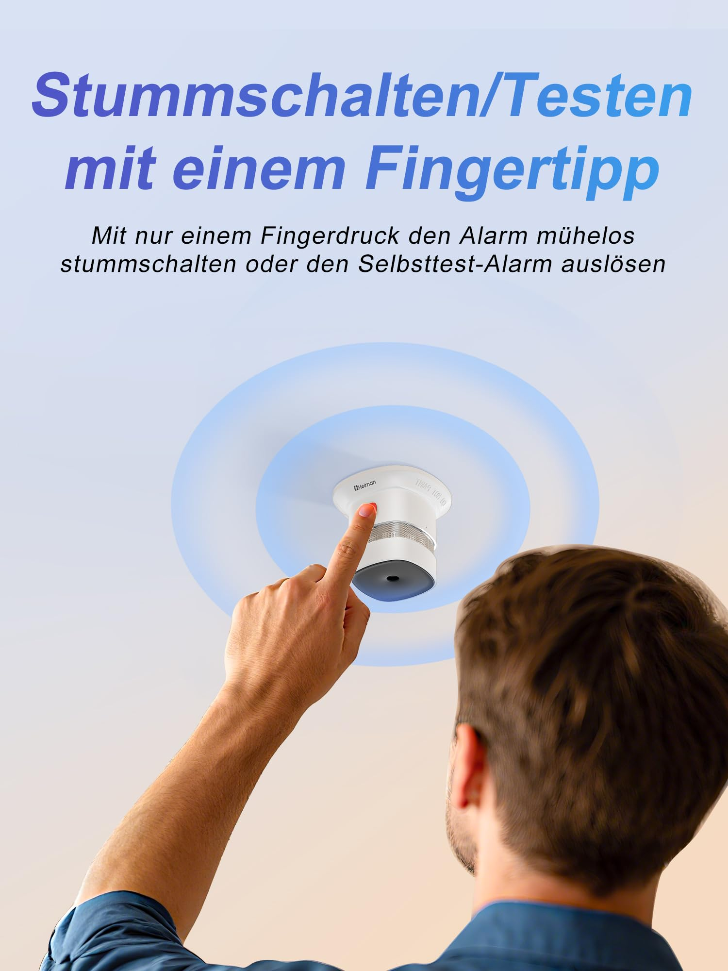 Eine Person berührt einen weißen Rauchmelder an der Decke mit deutschem Text.