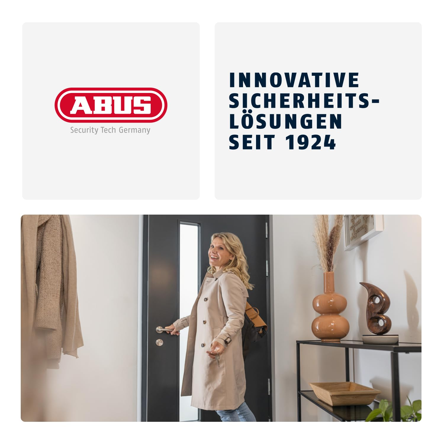 ABUS-Logo und eine Frau öffnet lächelnd die Haustür mit Schlüsseln.