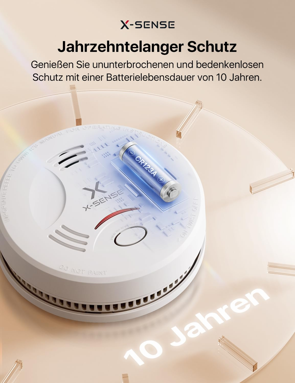 Un détecteur de fumée X-Sense sur fond d'horloge avec pile CR123A, pour 10 ans d'autonomie.