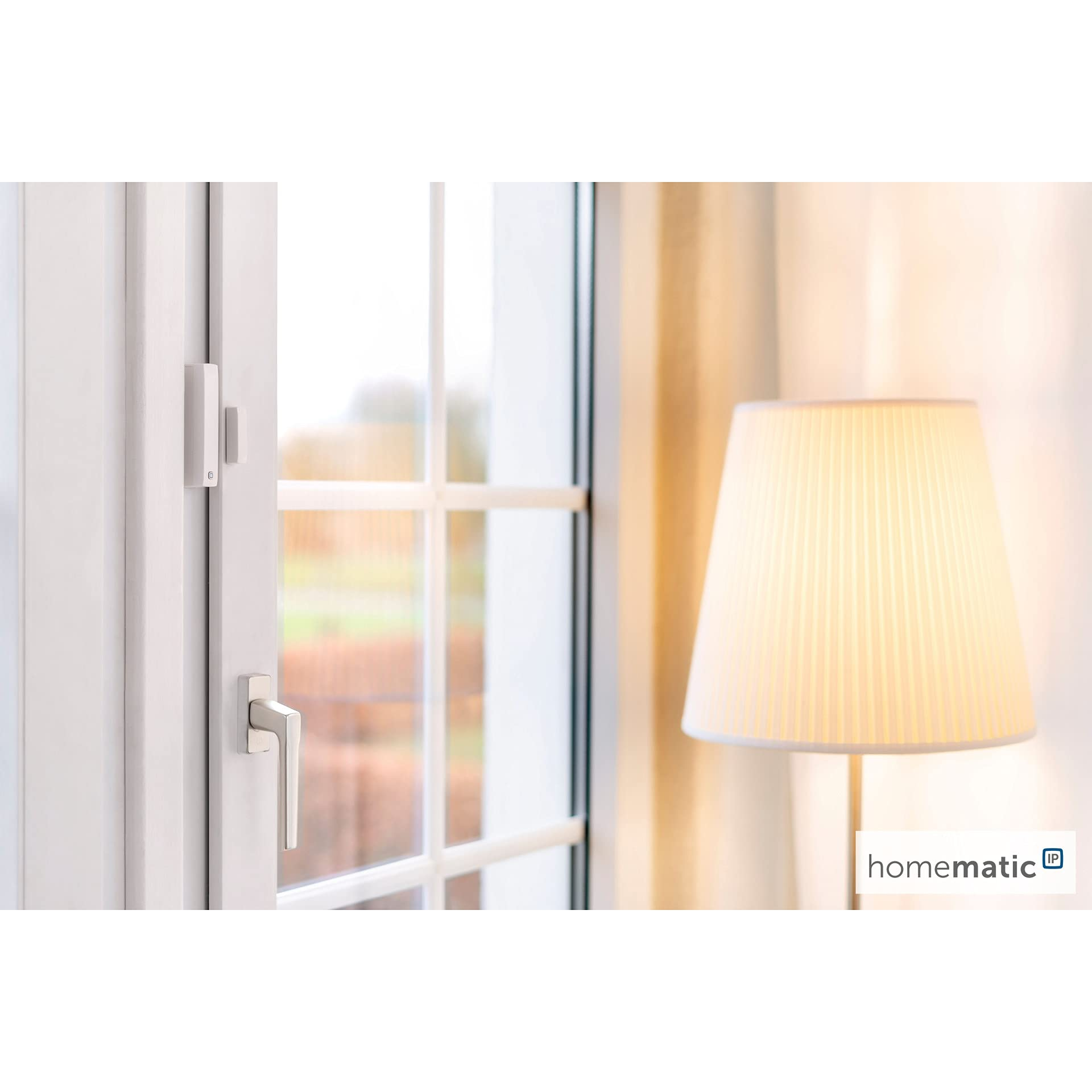 Ein weißes Fenster mit einem Funksensor am oberen Rahmen und einer Stehlampe im Hintergrund rechts.