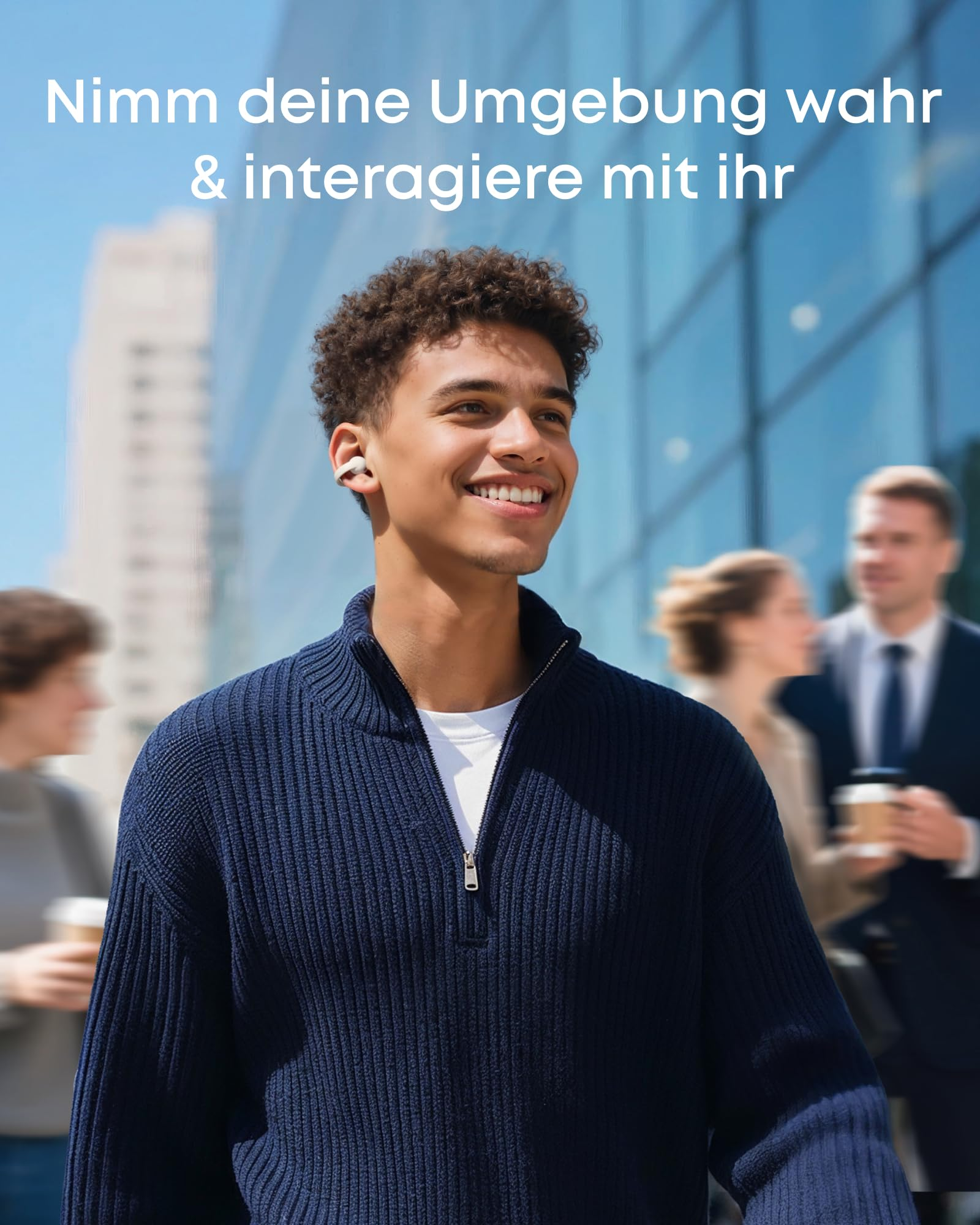 Junger Mann mit Ohrhörern lächelt im belebten Stadtzentrum vor Glasfassaden.