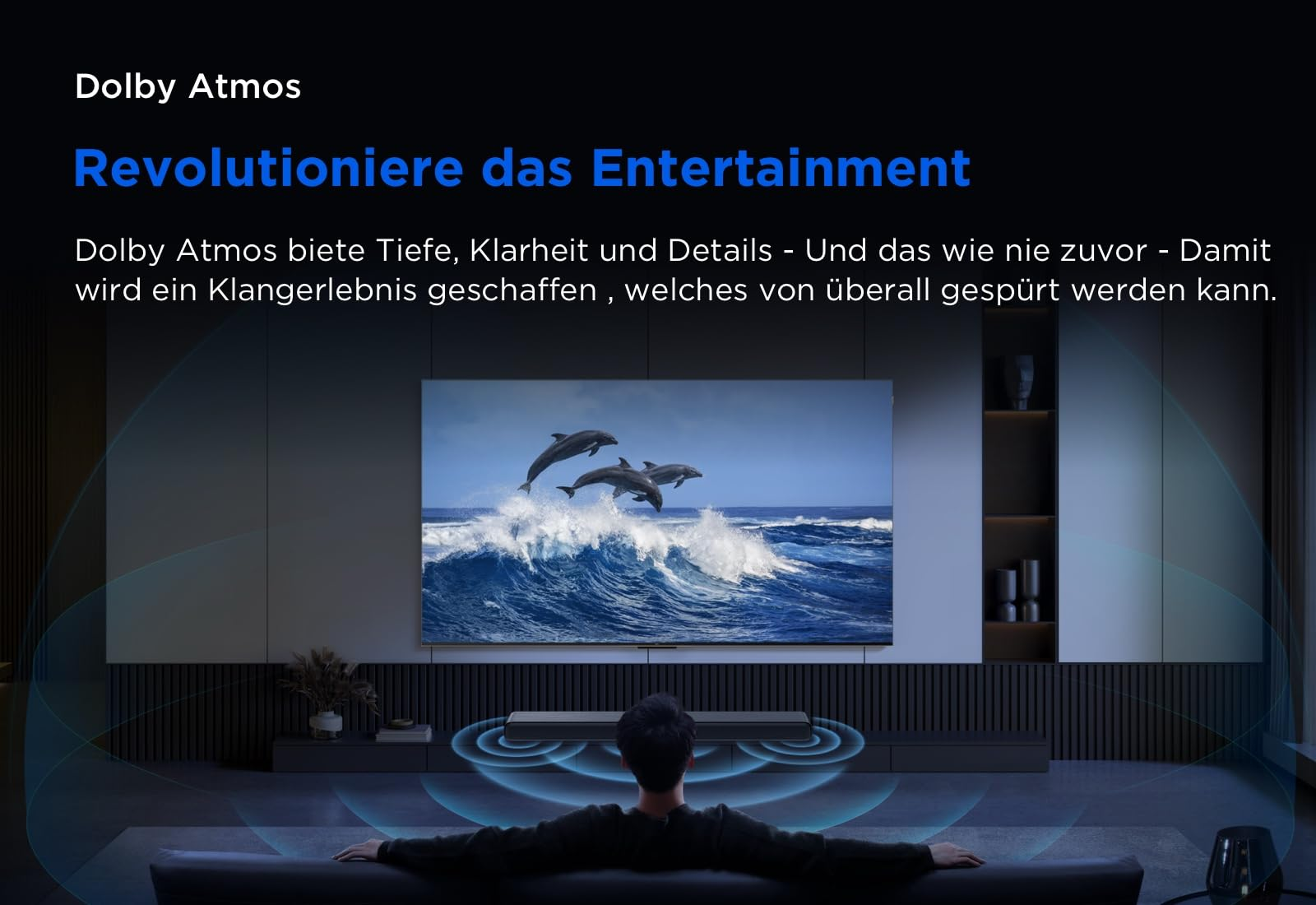 Ein Mann sitzt vor einem Fernseher mit Delfinen, umgeben von blauen Soundwellen für Dolby Atmos.