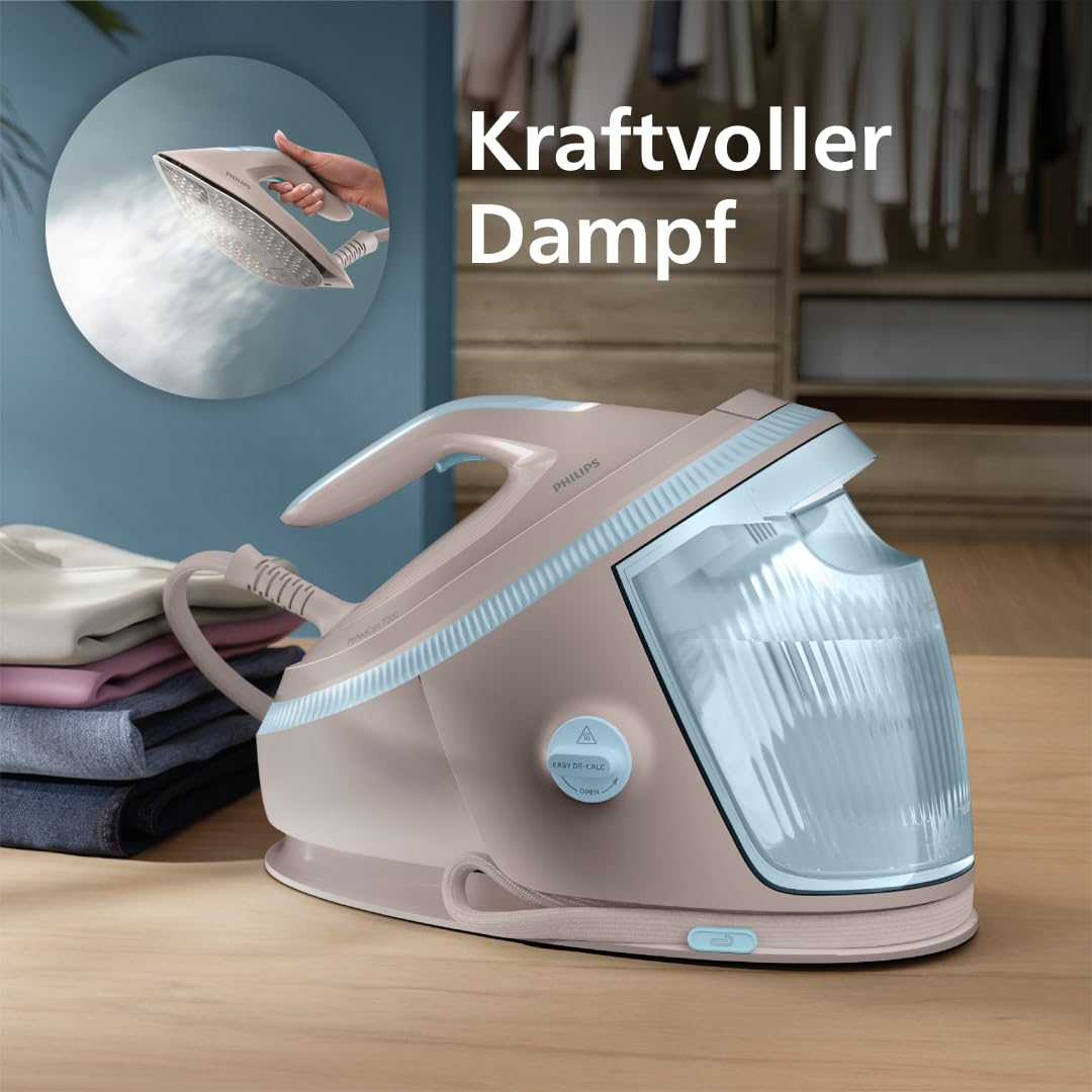 Ein rosafarbenes Philips Dampfbügeleisen mit Wassertank steht auf einem Holztisch neben gefalteter Wäsche.