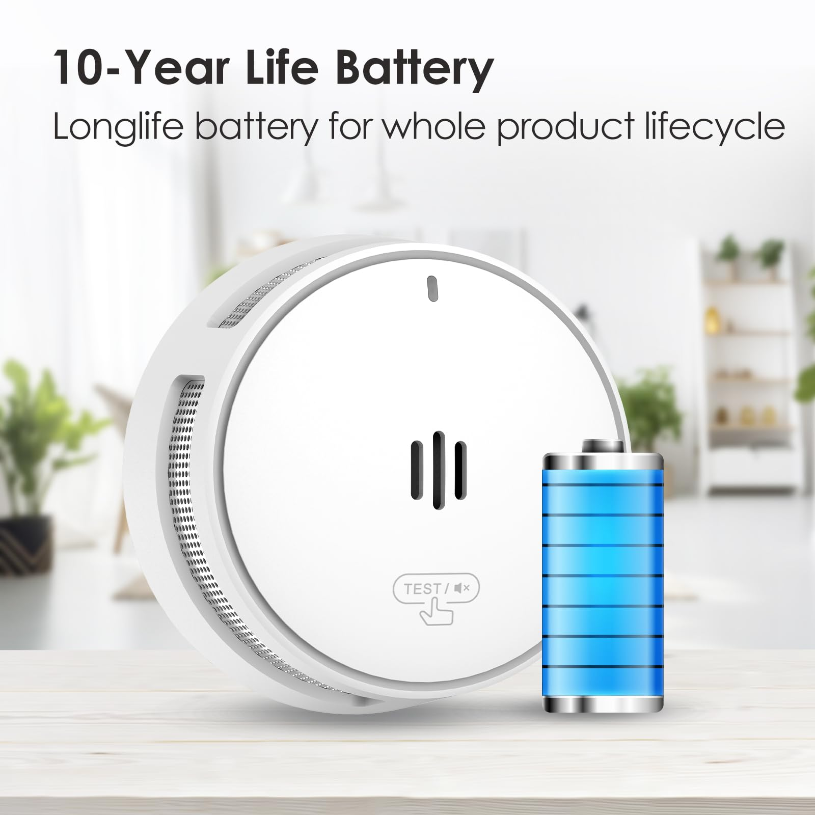 Ein weißer Rauchmelder und eine blaue Batterie stehen auf einem Holztisch mit Text über eine 10-Jahres-Batterie.
