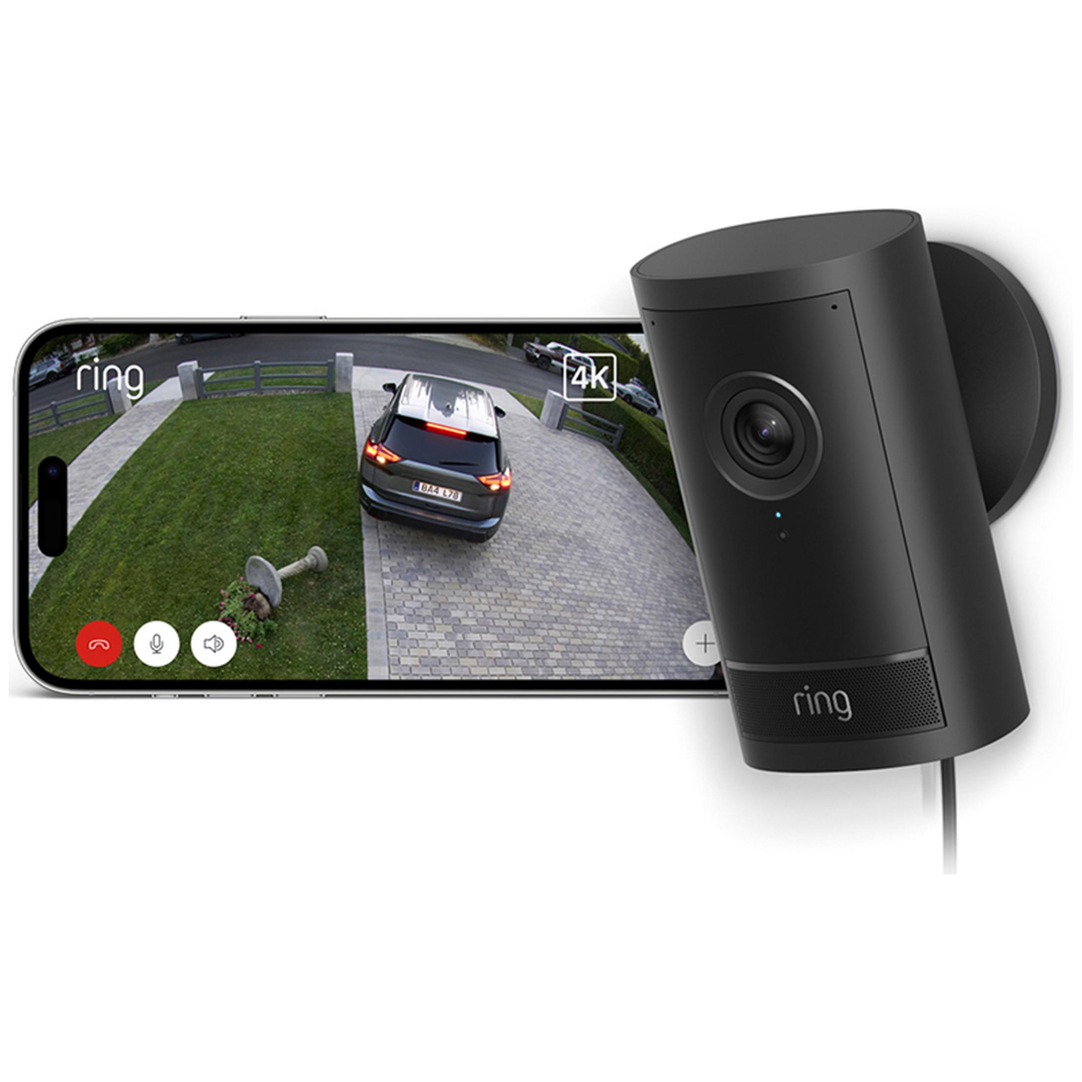 Una telecamera di sicurezza Ring nera e uno smartphone che mostra il feed in diretta di un vialetto.