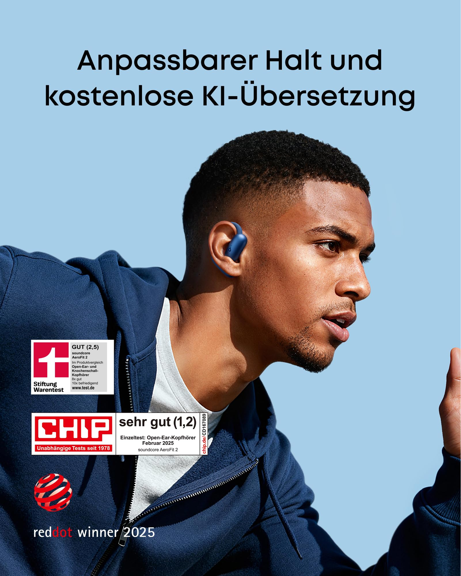 Ein Mann mit blauen Open-Ear-Kopfhörern und blauem Hoodie vor hellblauem Hintergrund, mit deutschem Text und Auszeichnungen.