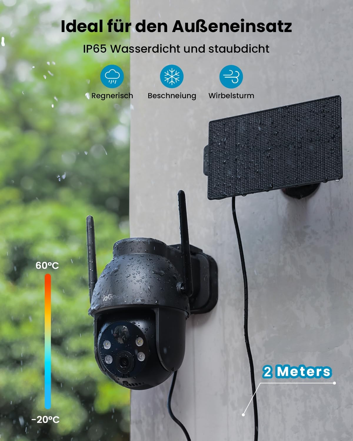 Telecamera di sicurezza resistente alle intemperie con pannello solare su muro bianco, sotto la pioggia.