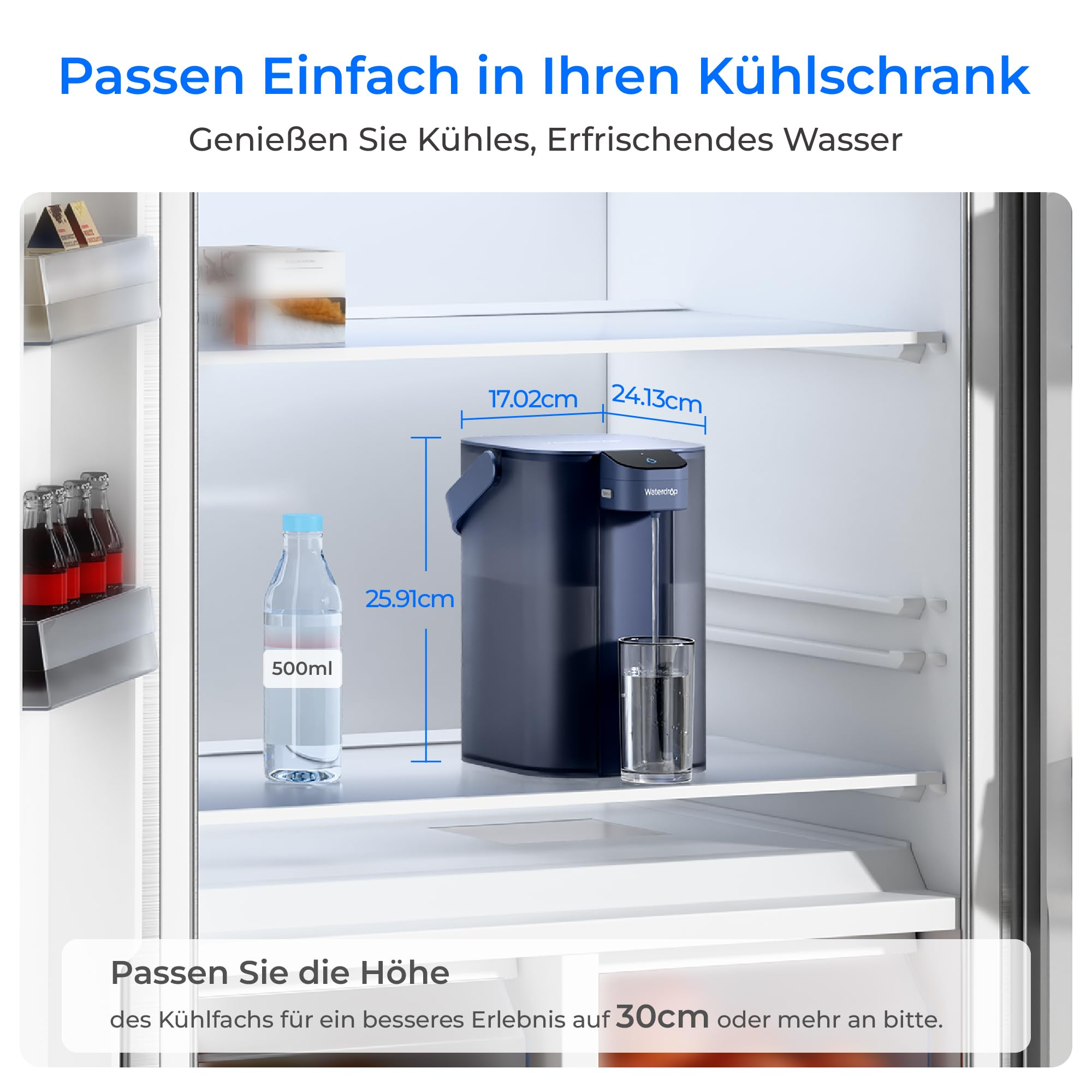 Un distributore d'acqua blu con dimensioni e un bicchiere è in un frigorifero vicino a una bottiglia.